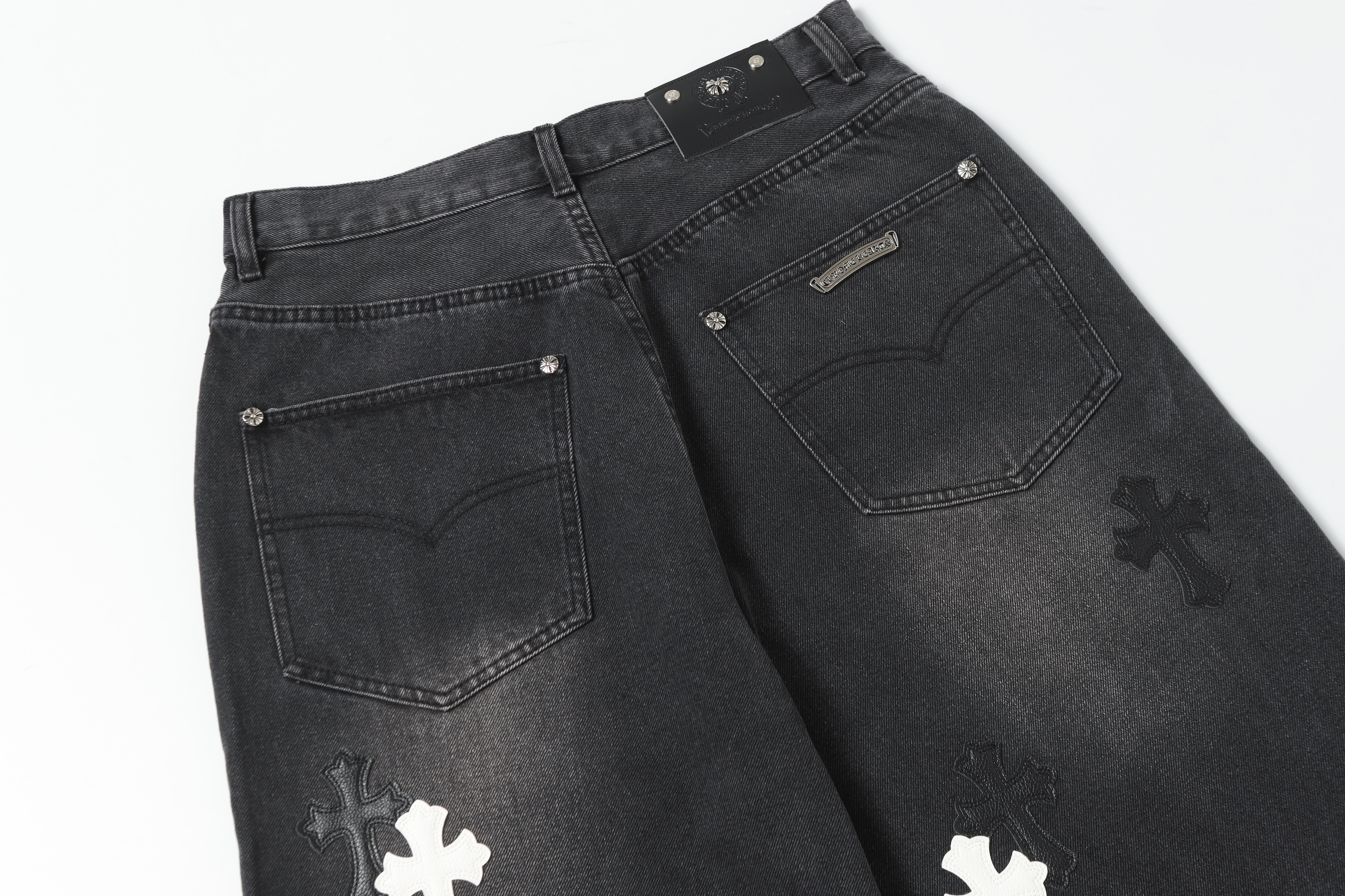 【Chrome Hearts】クロムハーツ ホワイト＆ブラック レザー クロスパッチ ジーンズ