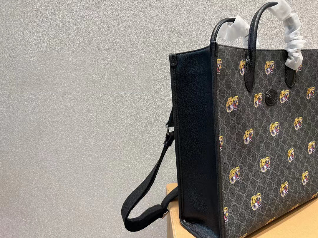 【GUCCI】グッチ ブラック 大容量トート GG タイガーヘッドのロゴ