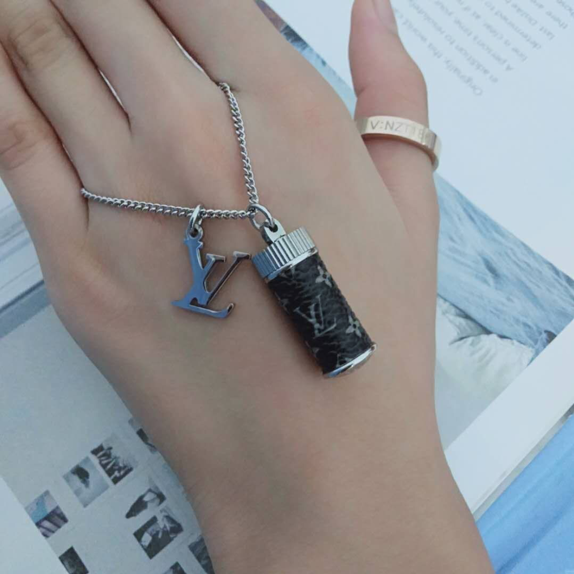 【国内発送/直営店】BTS防弾少年団J-HOPE着用 ★ネックレス Monogram Eclipse香水瓶アクセサリー