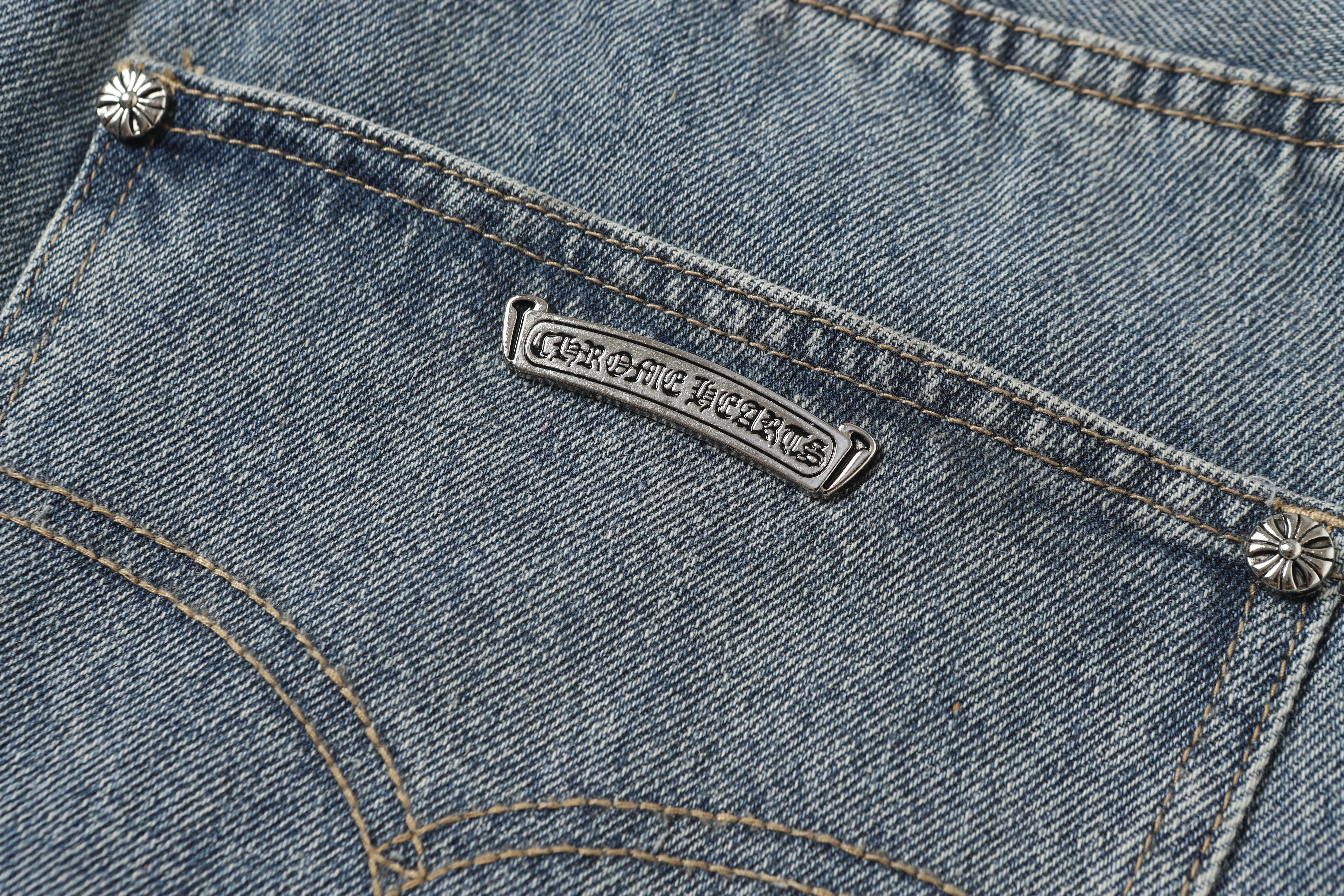 【Chrome Hearts】クロムハーツ ホワイト＆ブラック レザー クロスパッチ ジーンズ