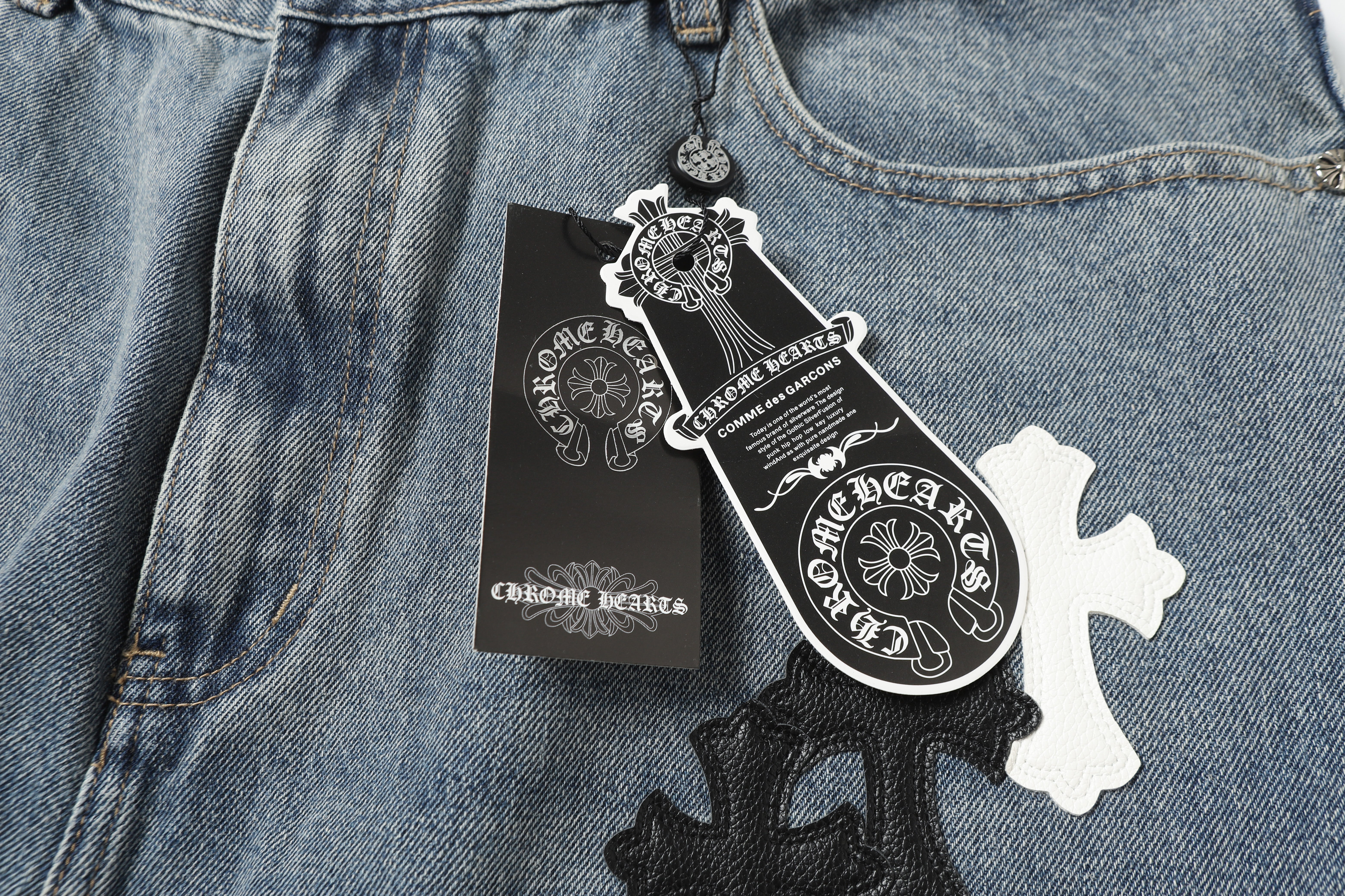 【Chrome Hearts】クロムハーツ ホワイト＆ブラック レザー クロスパッチ ジーンズ