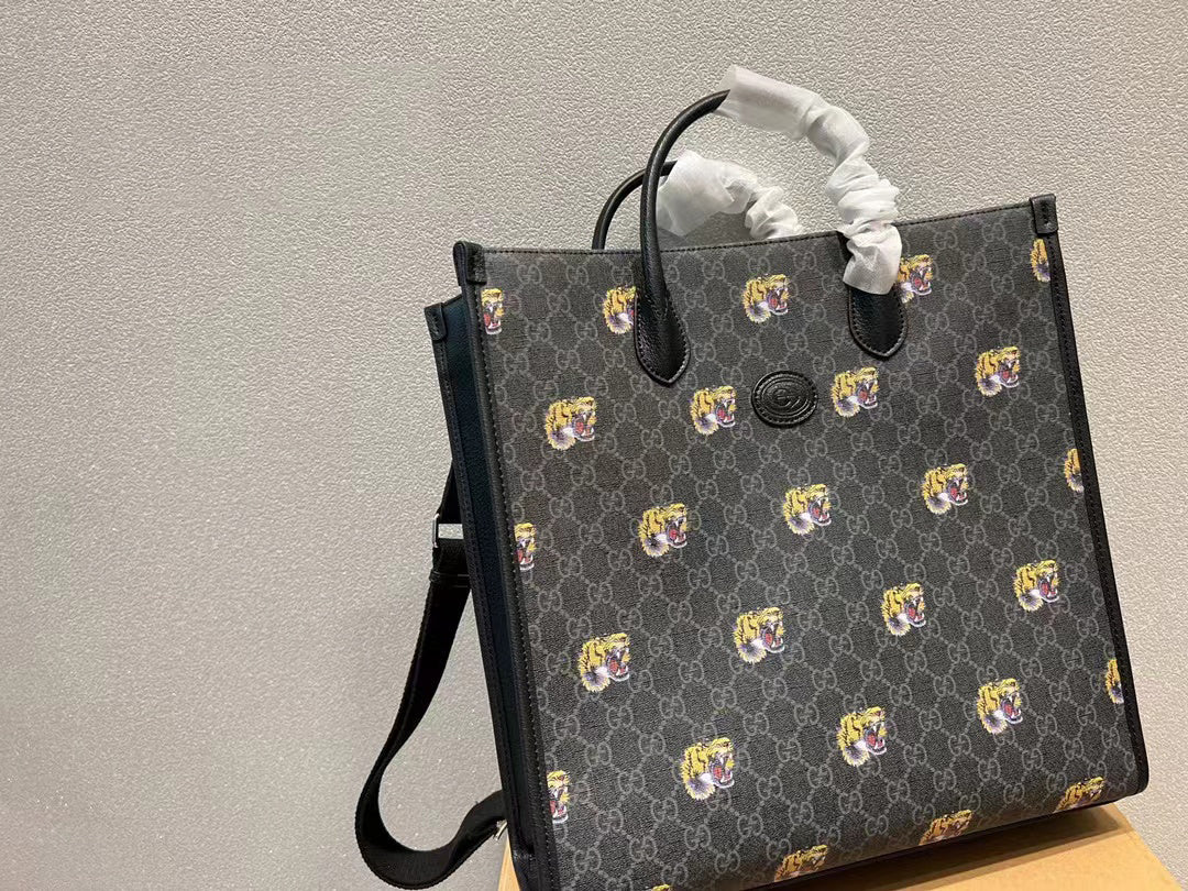 【GUCCI】グッチ ブラック 大容量トート GG タイガーヘッドのロゴ