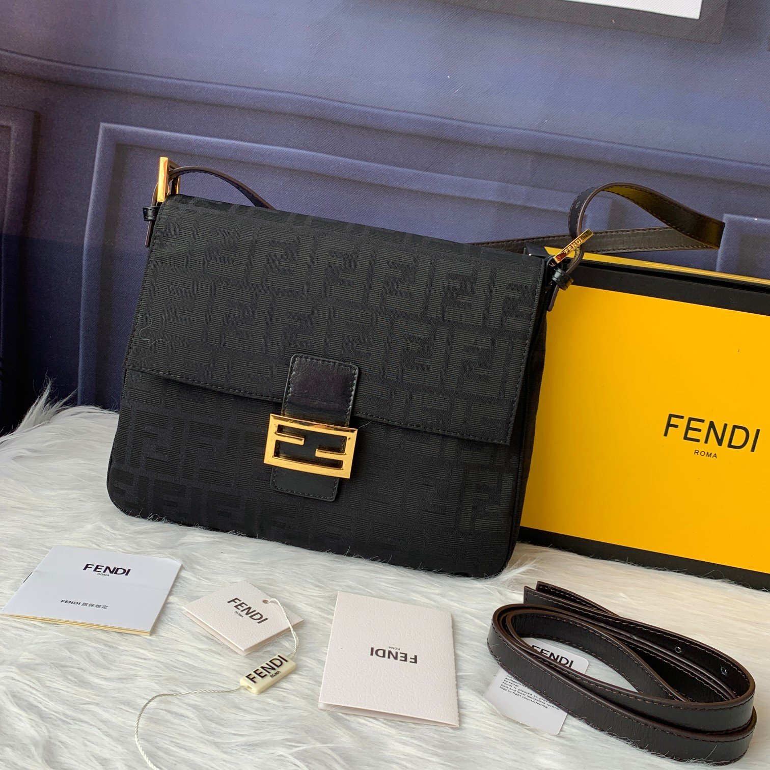 FENDIフェンディ メッセンジャーバッグ 30x24x5 cm-高島屋オンラインストア - 公式