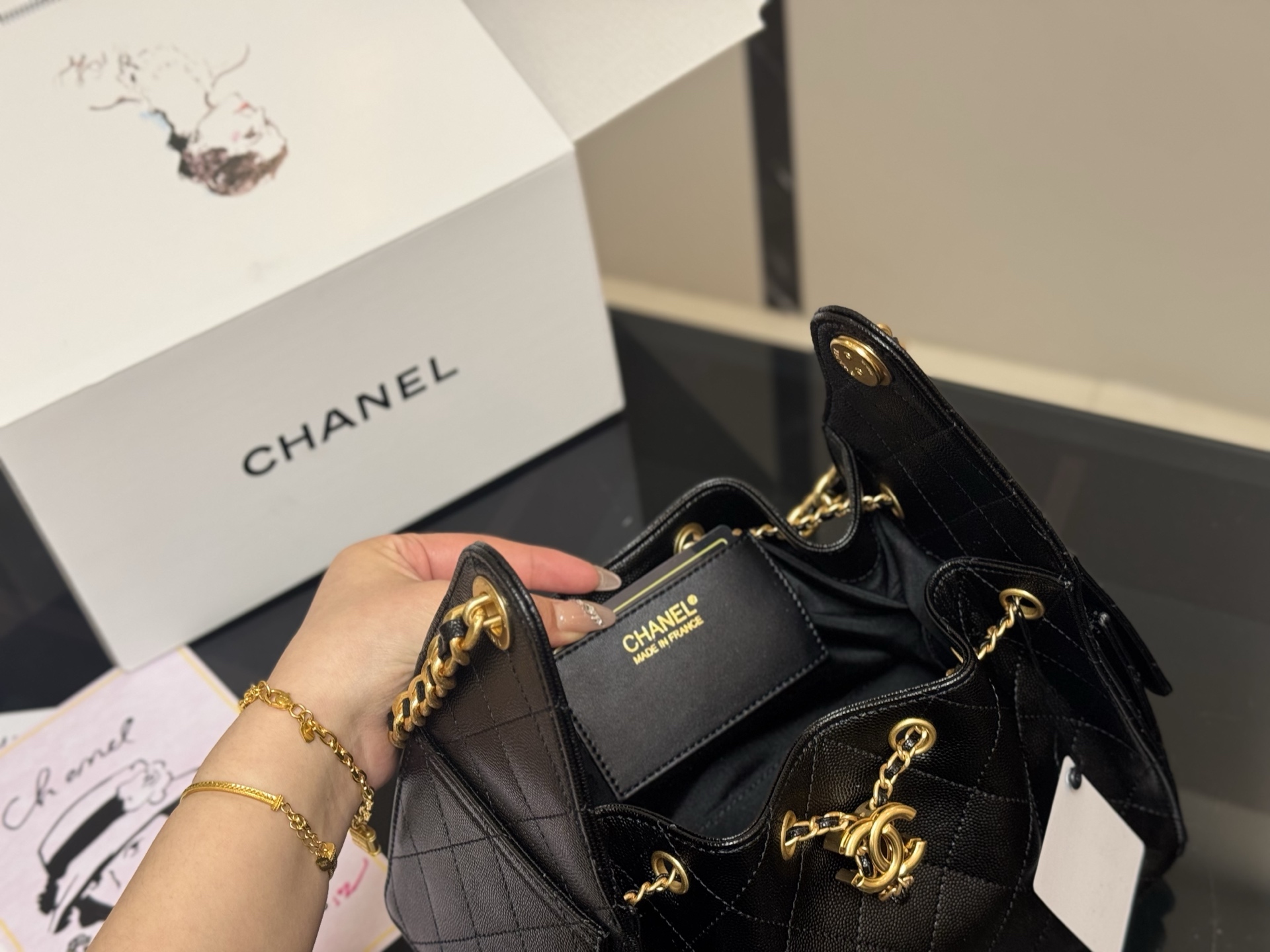 《HOBO》CHANEL 25S新作 スモールハンドバッグ ブラック