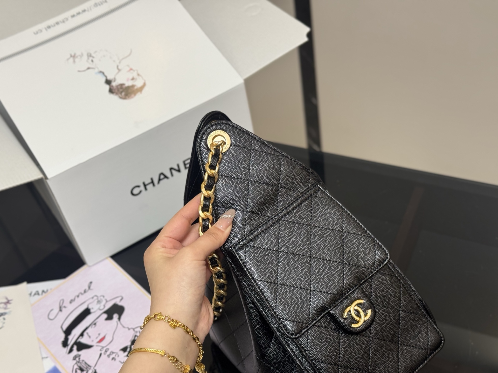 《HOBO》CHANEL 25S新作 スモールハンドバッグ ブラック