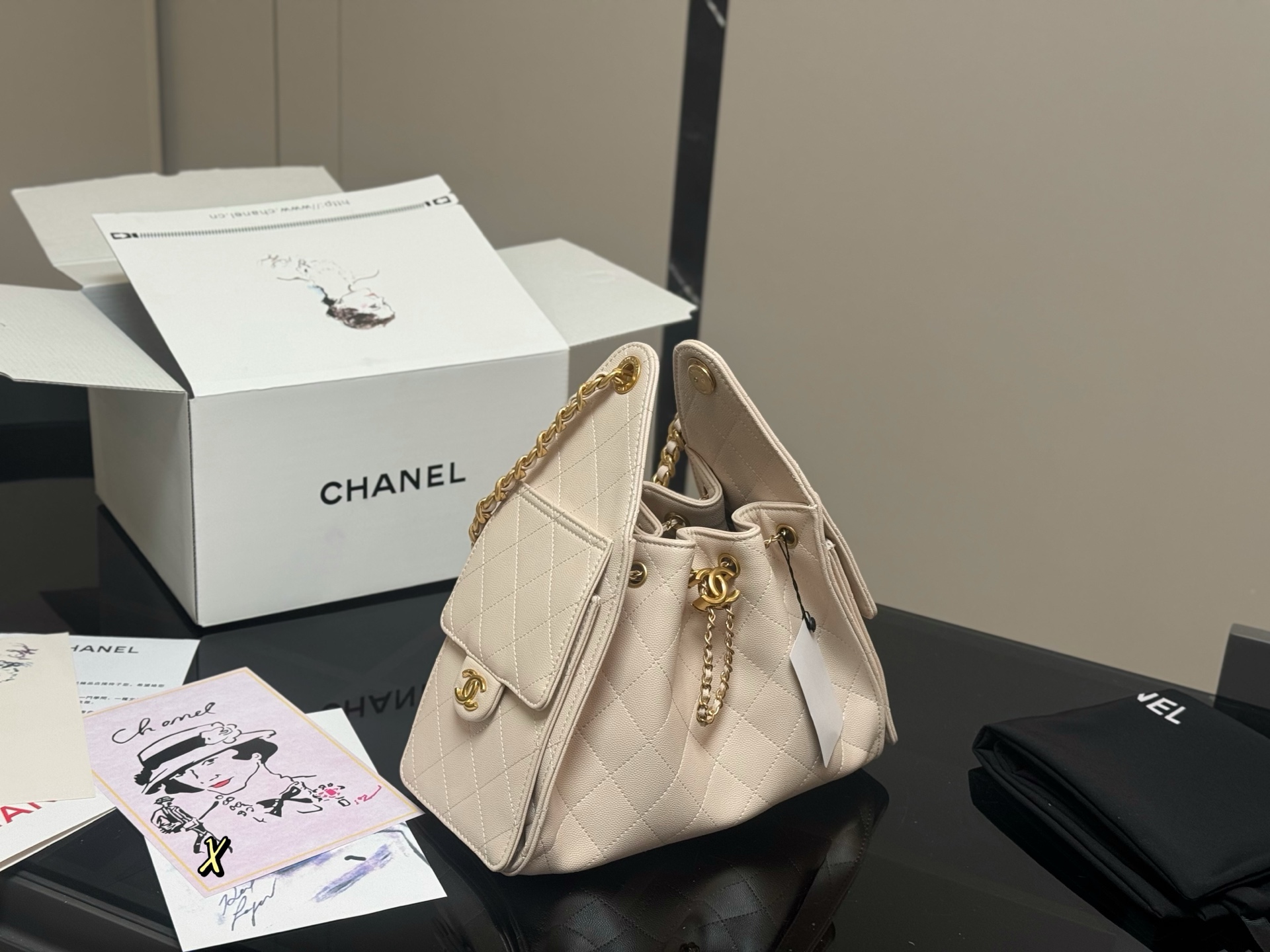 《HOBO》CHANEL 25S新作 スモールハンドバッグ ブラック