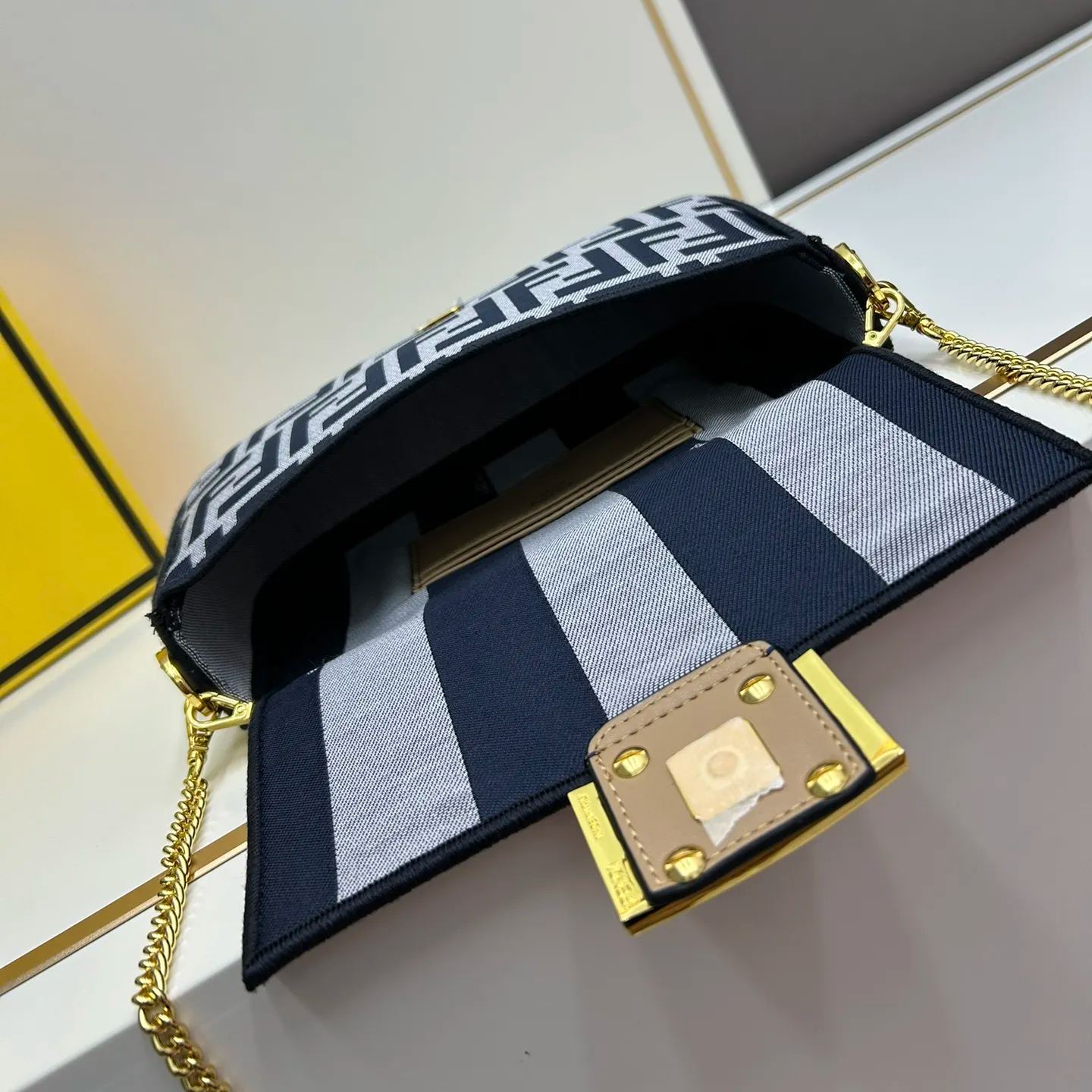 FENDI アイコニックなバゲット スモール ハンドバッグ-高島屋オンラインストア - 公式