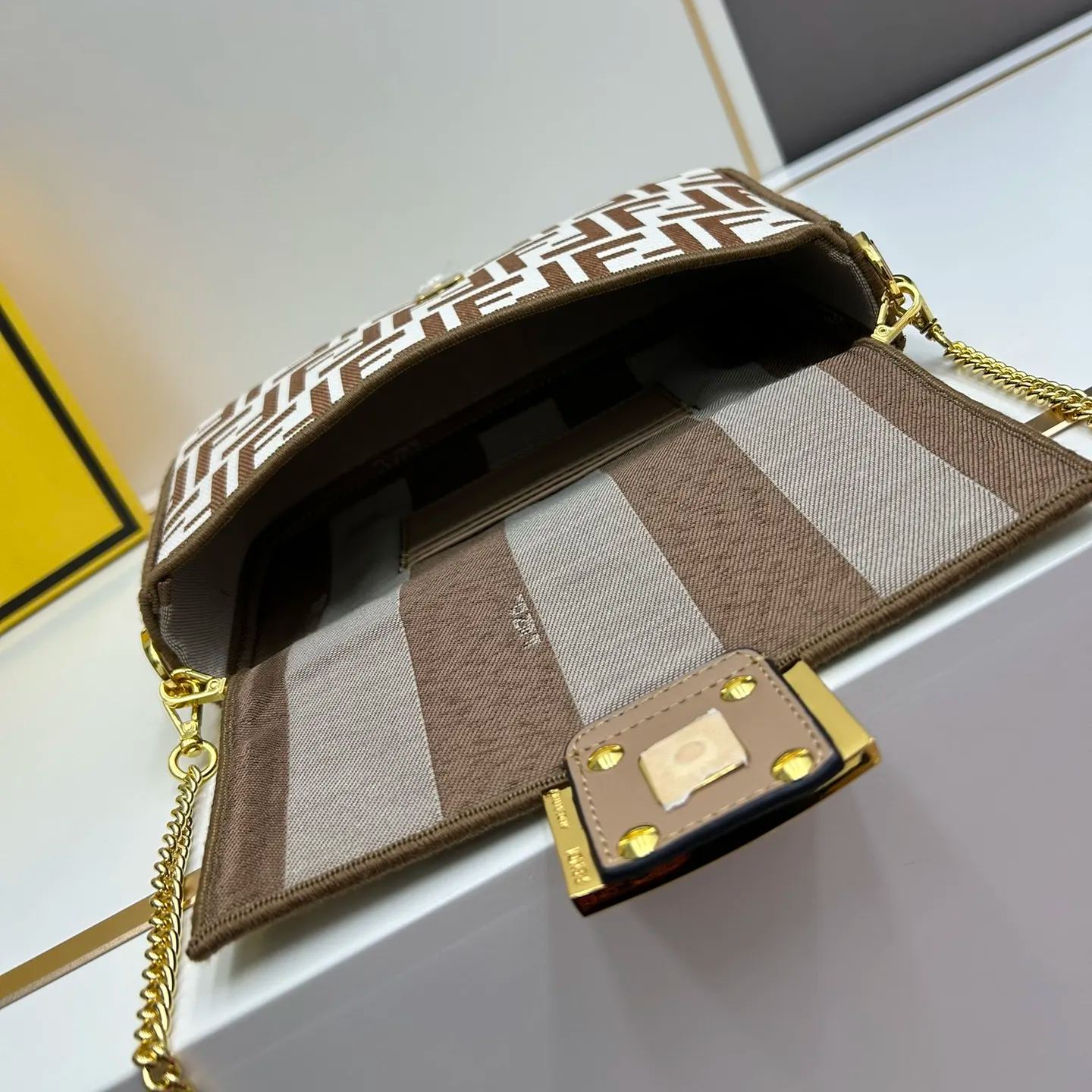 FENDI アイコニックなバゲット スモール ハンドバッグ-高島屋オンラインストア - 公式