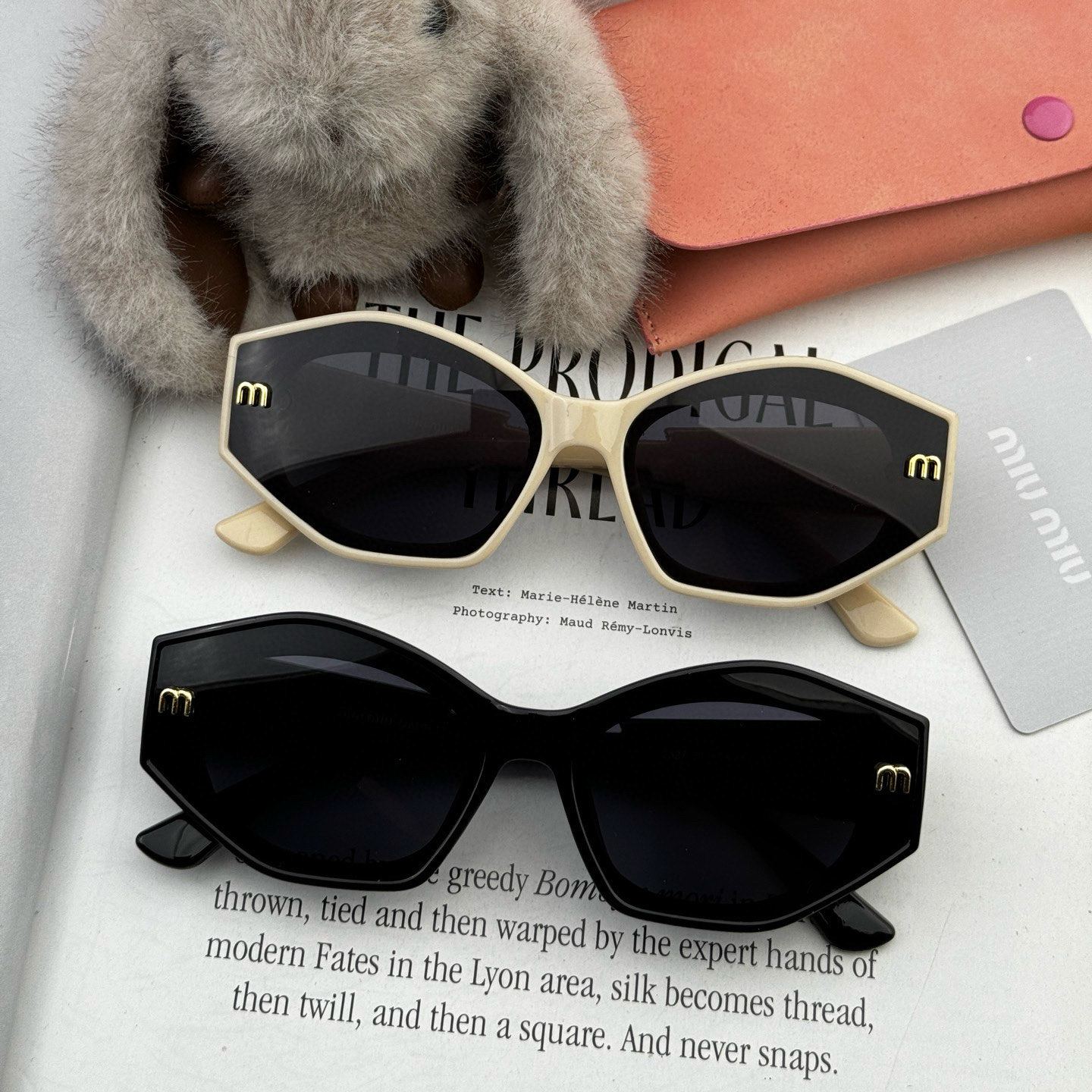 MIUMIU/ミュウミュウ🖇🖇2025年早春🌟輝く新作が華麗に登場❤❤サングラスのトレンドアイテム M7232