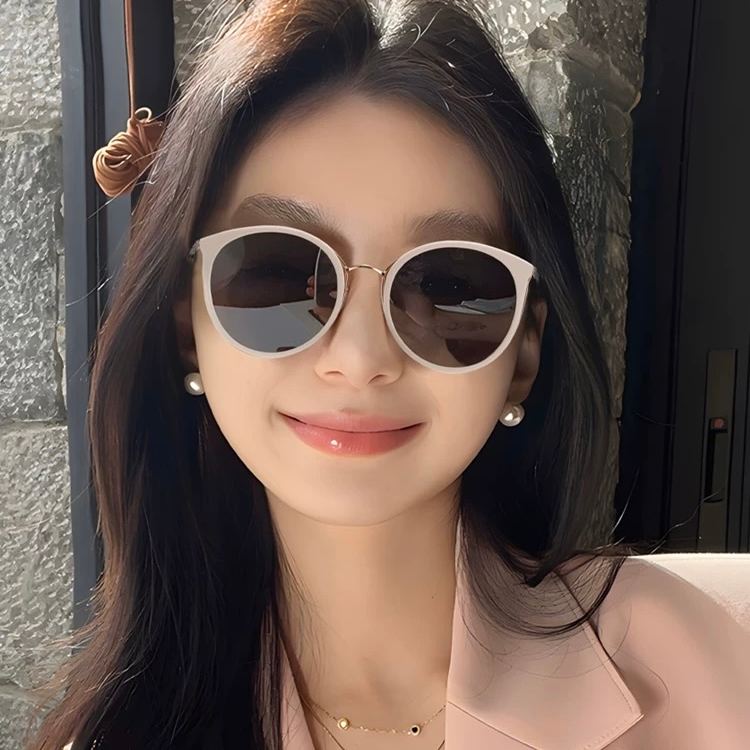 シャネルの新作サングラス、個性的で前衛的な春夏最新モデル CH7827