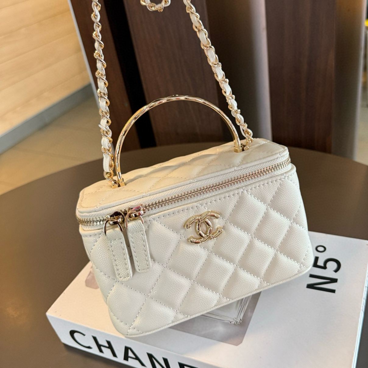 【新作】シャネル 25S ココクラッシュ ハンドル付きボックスバッグ 9875 キャビアスキン