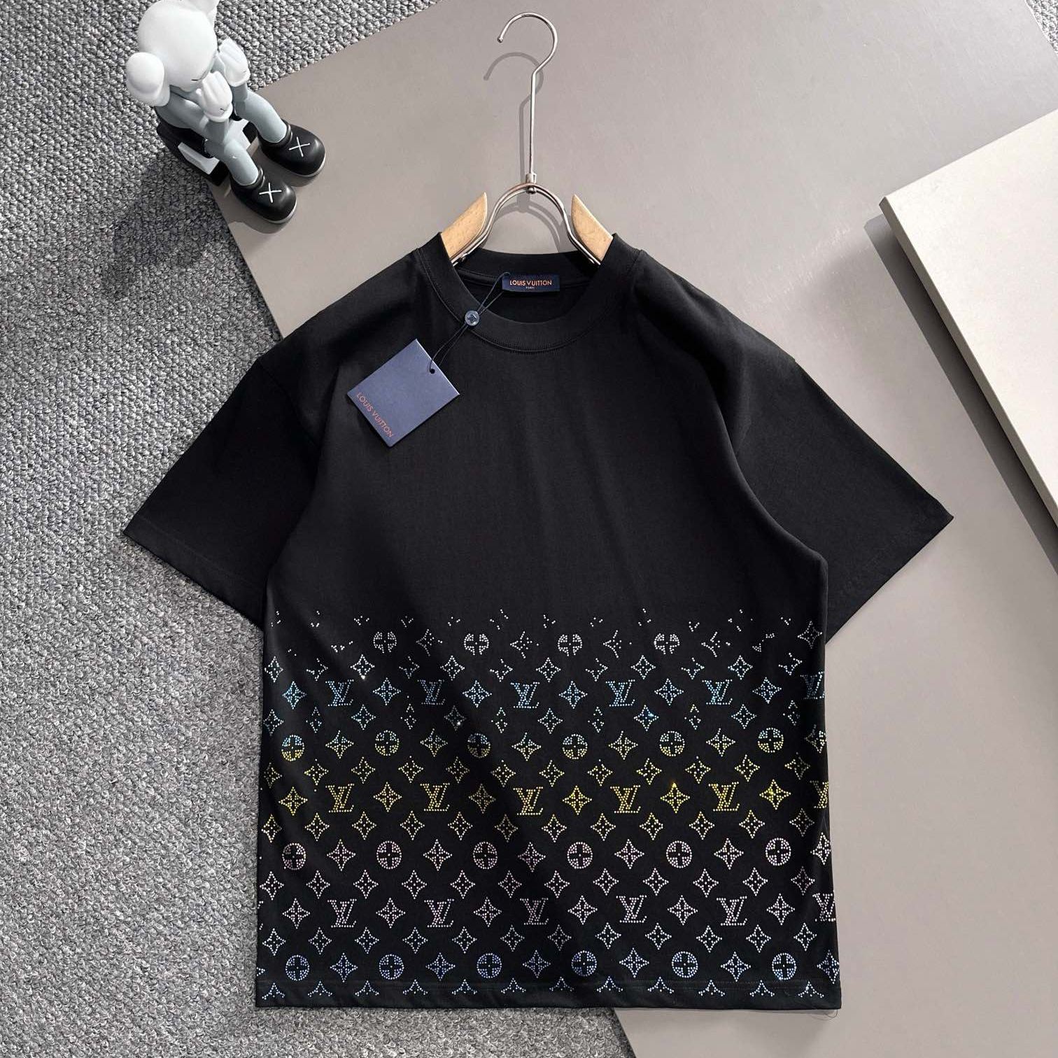 ルイ・ヴィトン 2025年春夏新作 ブラック/ホワイト 半袖 T138050