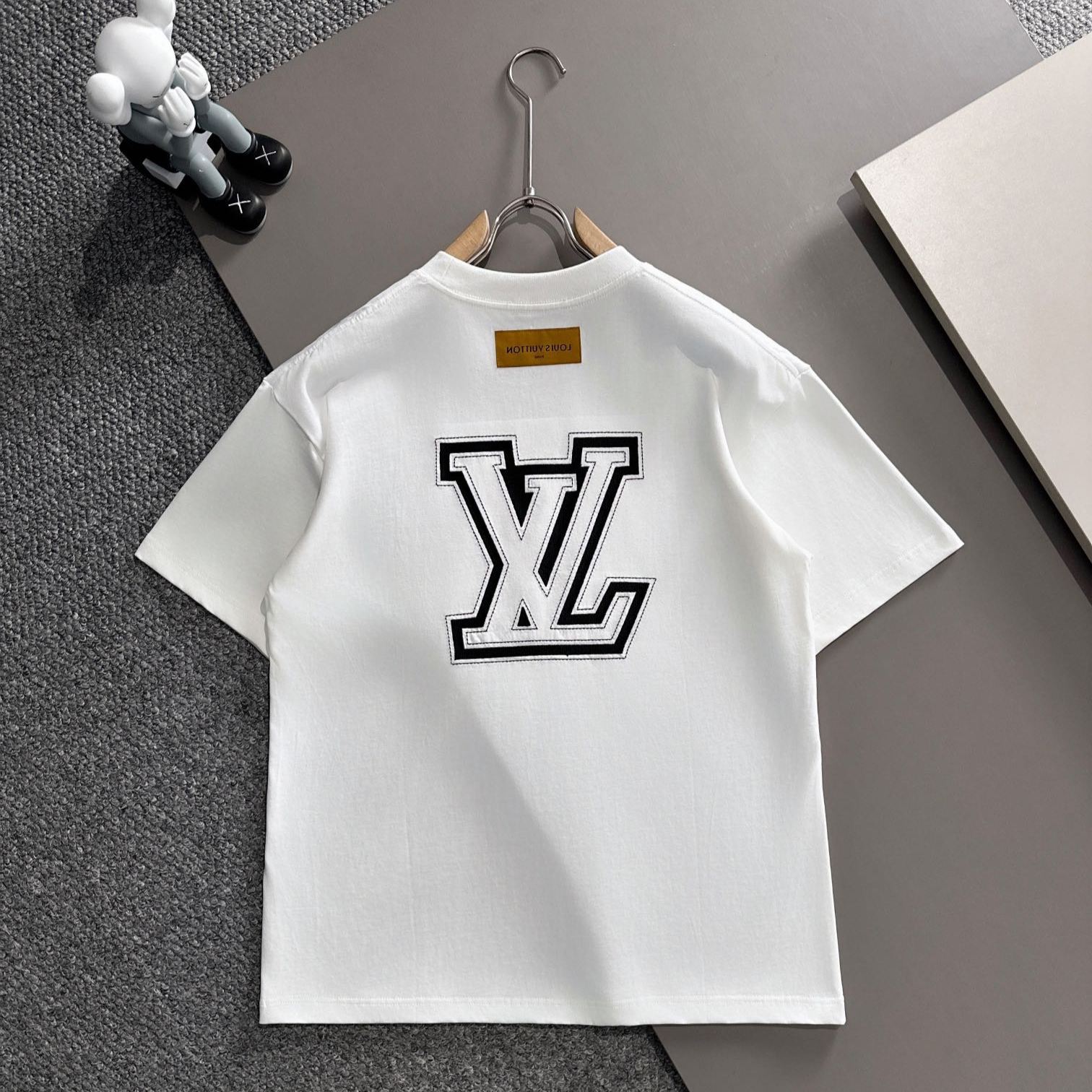 ルイ・ヴィトン 2025年春夏新作 ブラック/ホワイト 半袖 T138077
