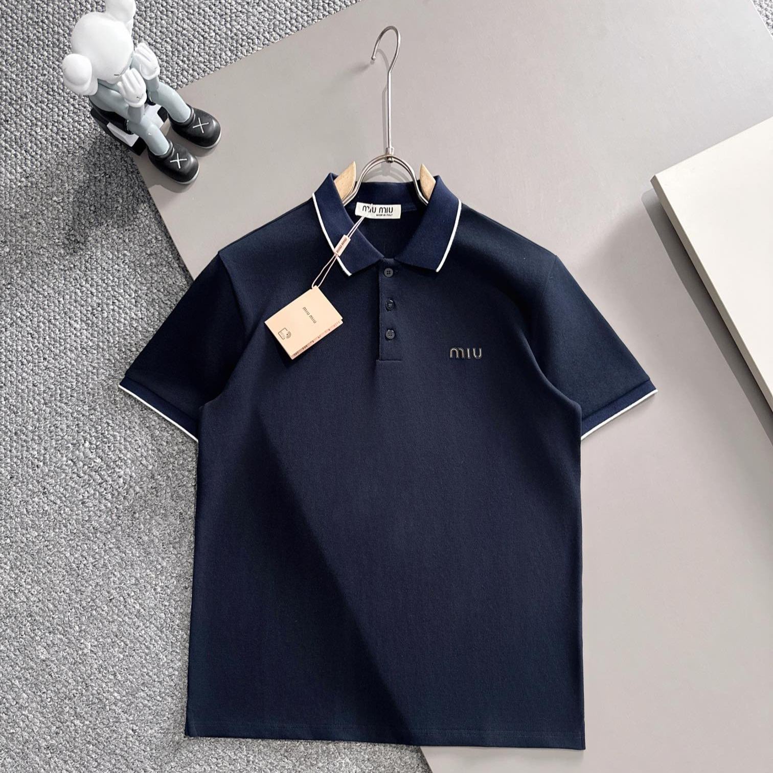 MIU MIU 2025年春夏新作　ネイビー/ホワイト ポロシャツ 半袖 T138063