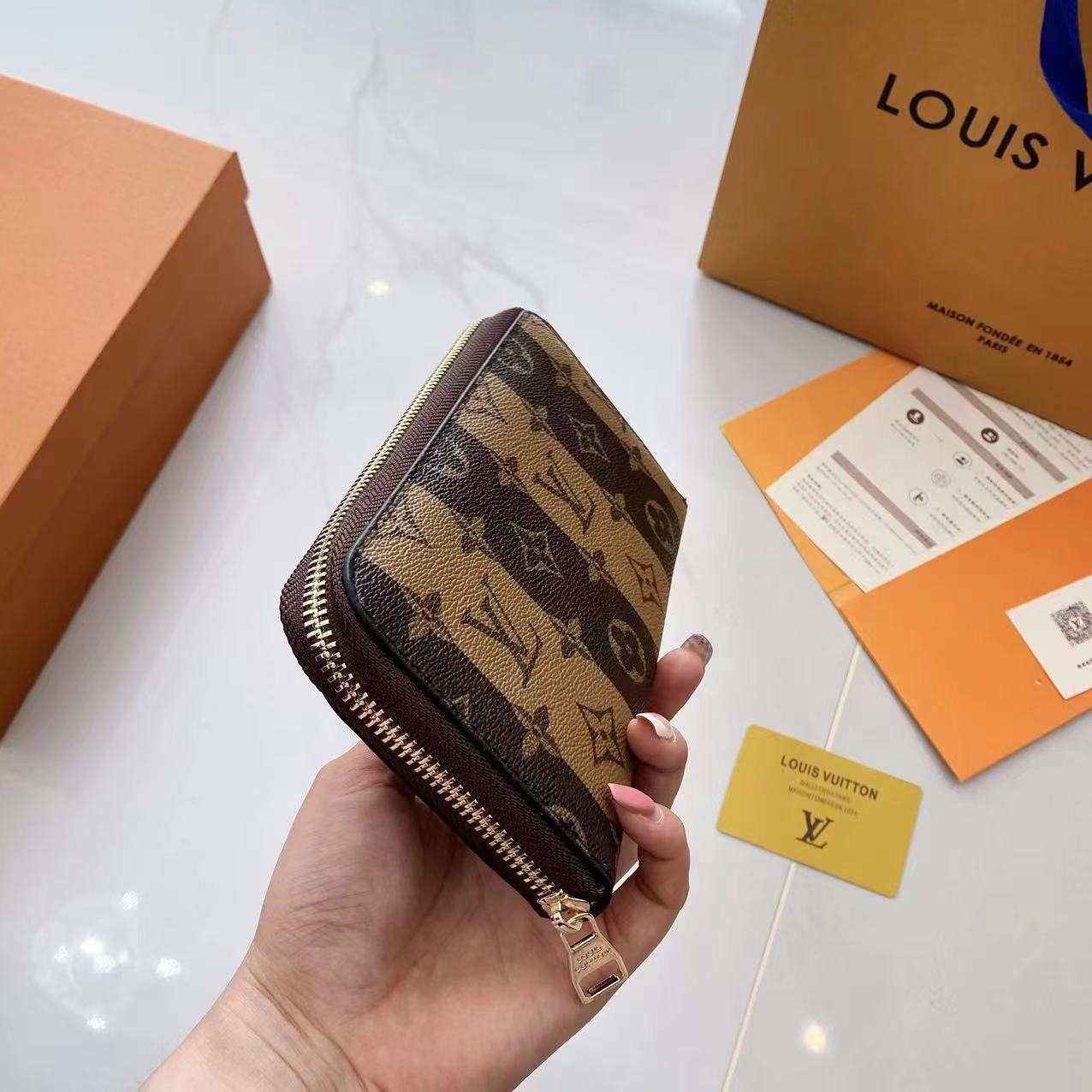 LOUIS VUITTON パーソナライズ可能 ジッピー･ウォレット 横型スタイル