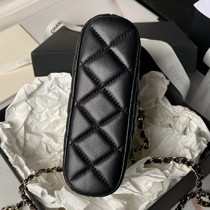 【王道のレザー】CHANEL | クラシックチェーンクラッチ