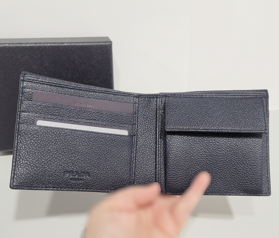 【セール】プラダ ヴィッテーロダイノレザー二つ折り財布 2MO738