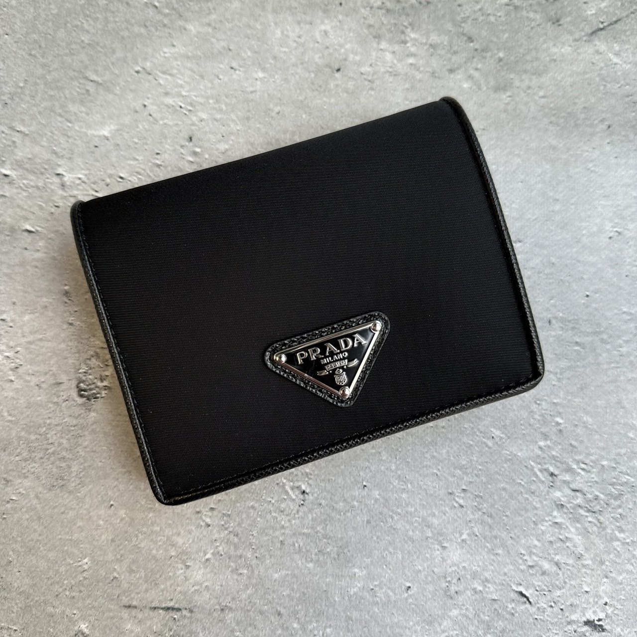 PRADA ナイロンxサファイアーノ 二折り財布 トライアングルロゴ