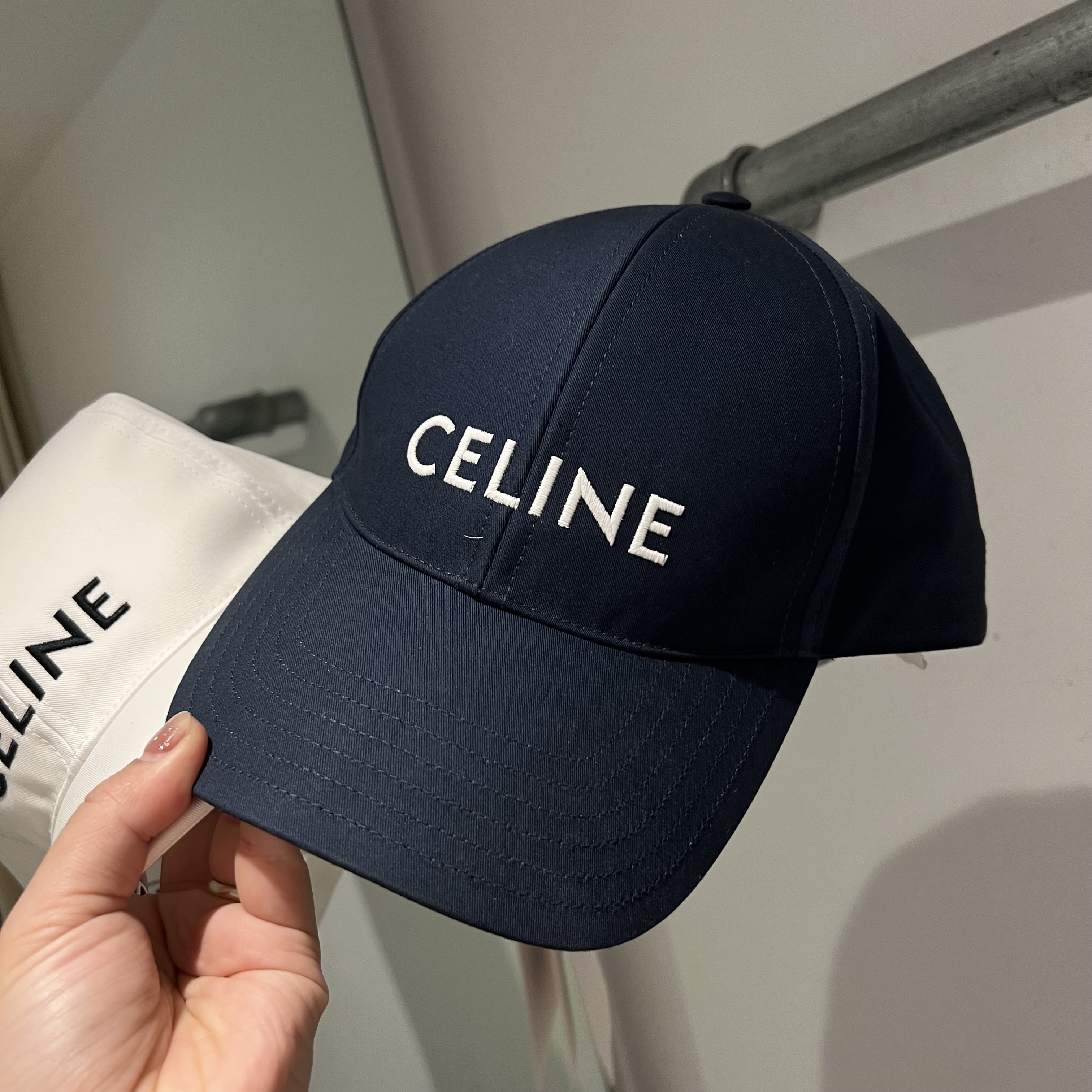 【CELINE】円安こそアウトレットで！ベースボールキャップ ロゴ