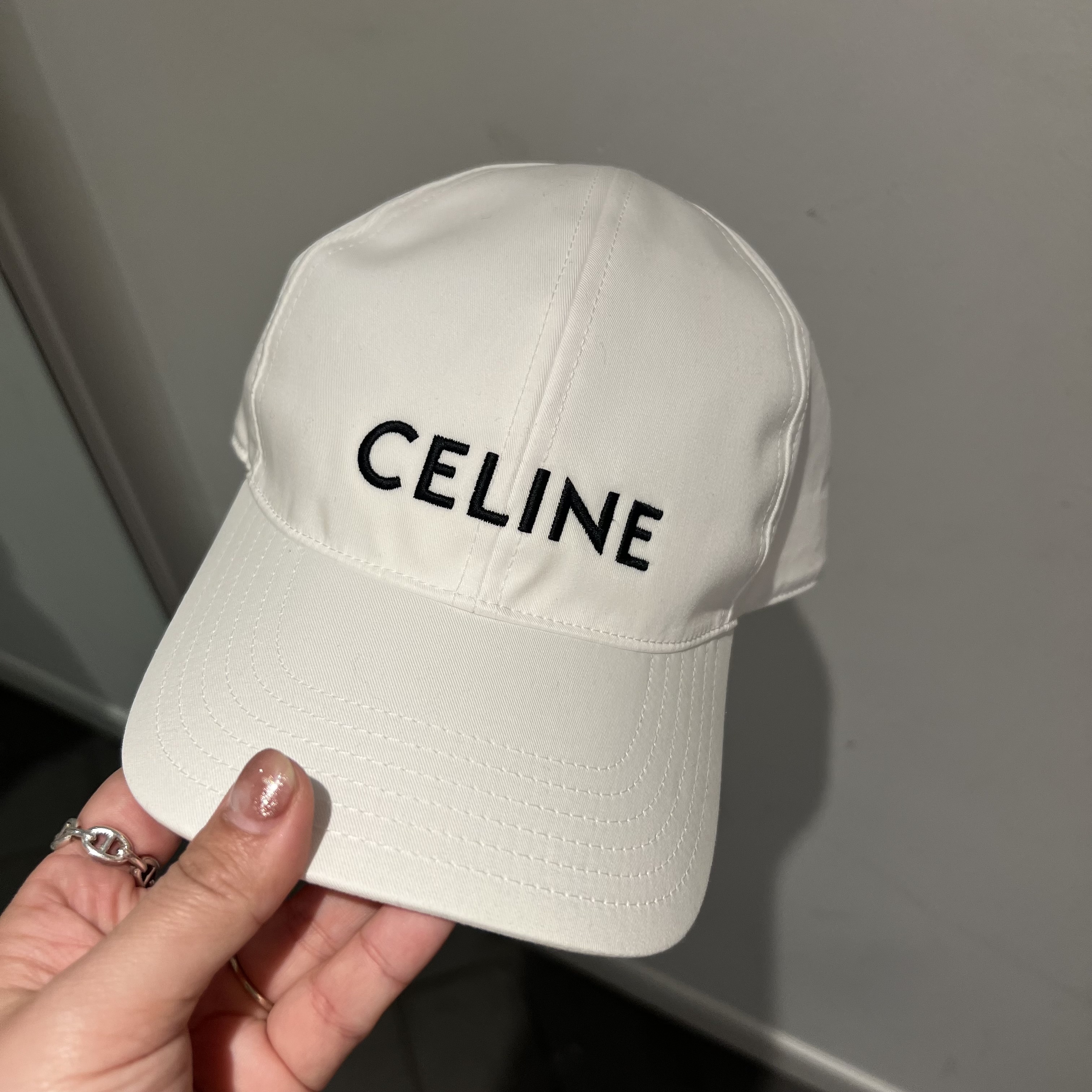 【CELINE】円安こそアウトレットで！ベースボールキャップ ロゴ