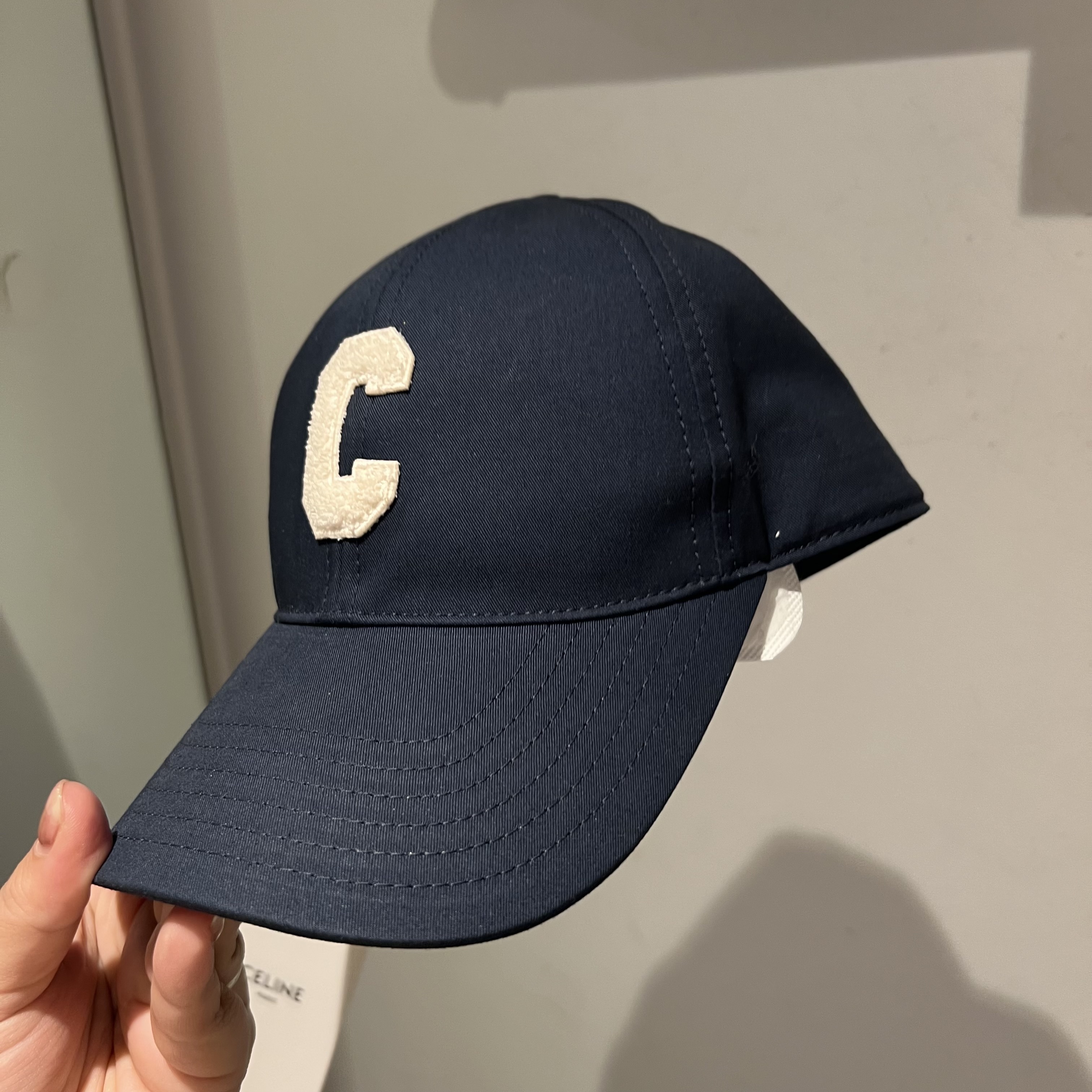 【CELINE】円安こそアウトレットで！ベースボールキャップ Cロゴ