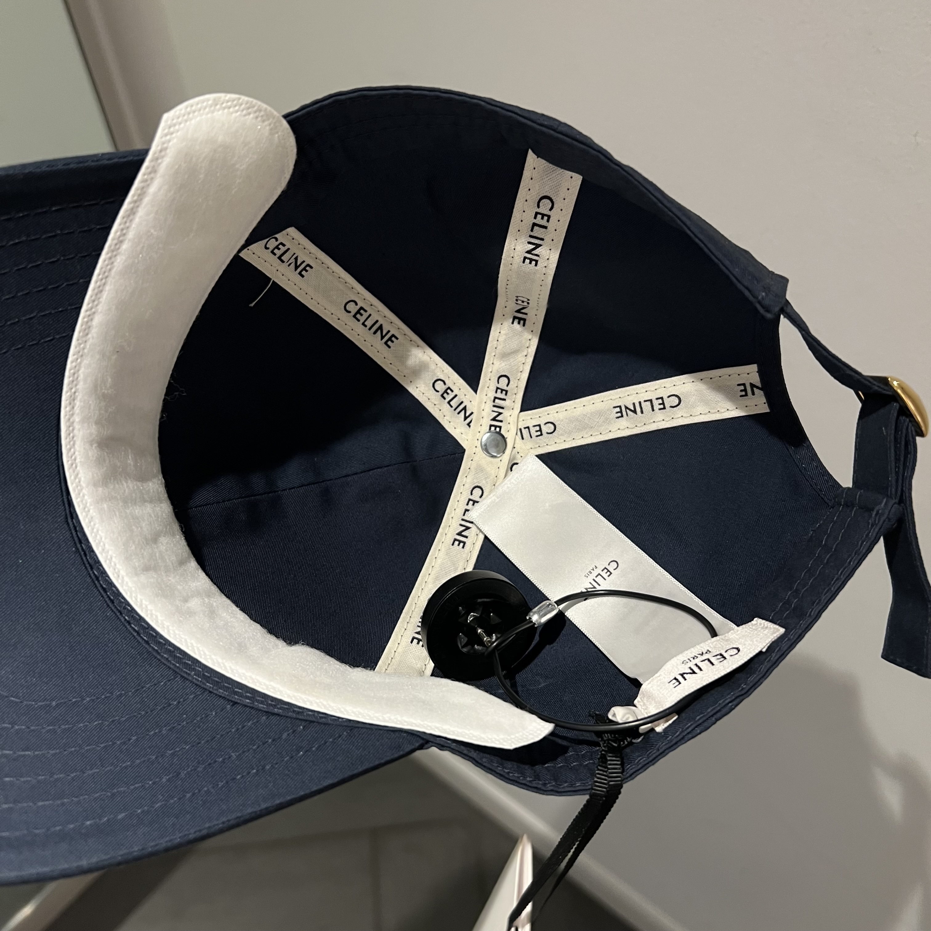 【CELINE】円安こそアウトレットで！ベースボールキャップ Cロゴ