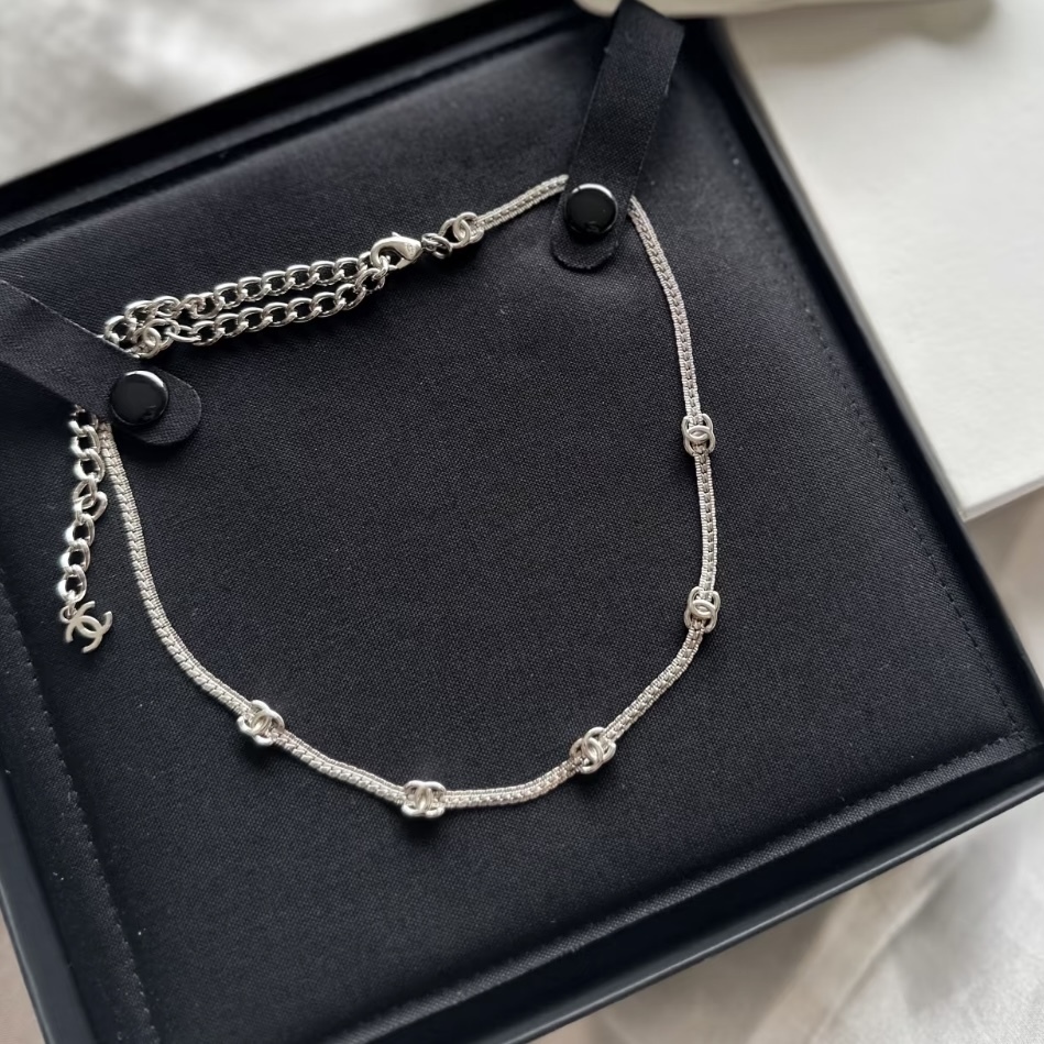小ぶりなCCロゴが上品♪【CHANEL】希少 CCマークネックレス