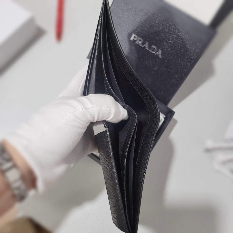 【セール】プラダ ヴィッテーロダイノレザー二つ折り財布 2MO738