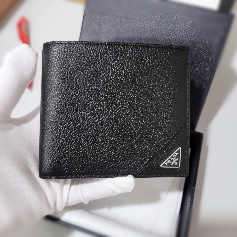 【セール】プラダ ヴィッテーロダイノレザー二つ折り財布 2MO738