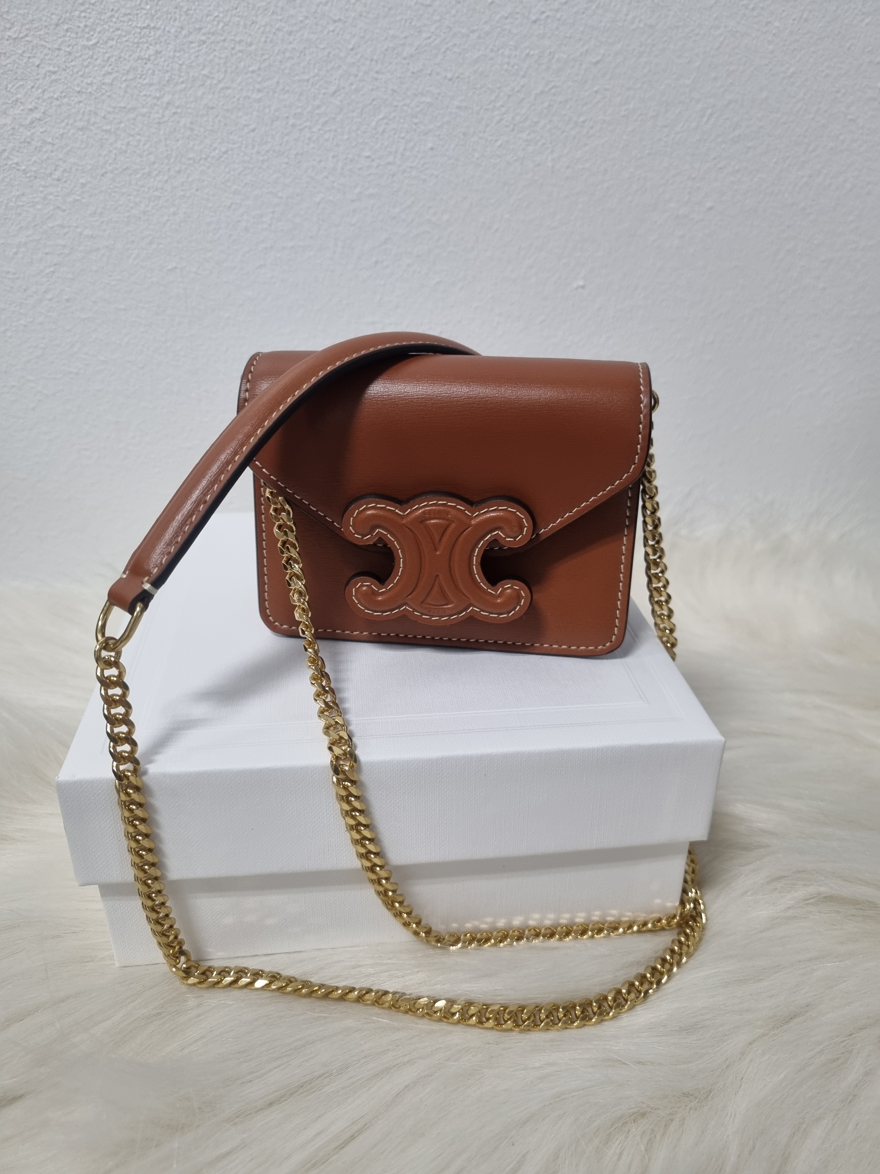 １点限り♪【CELINE直営店買付】CARD HOLDER ON CAHIN TRIOMPHE