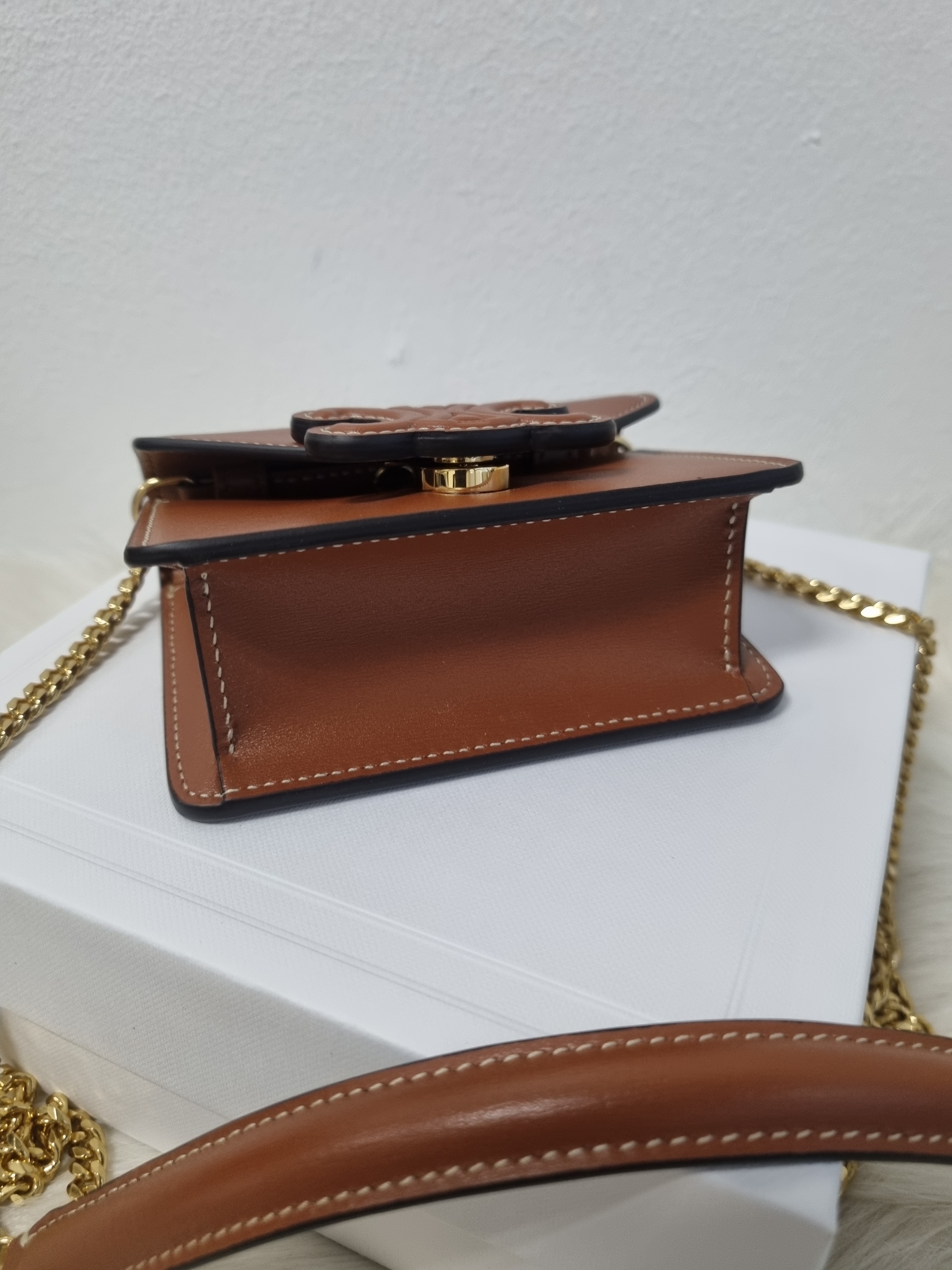 １点限り♪【CELINE直営店買付】CARD HOLDER ON CAHIN TRIOMPHE