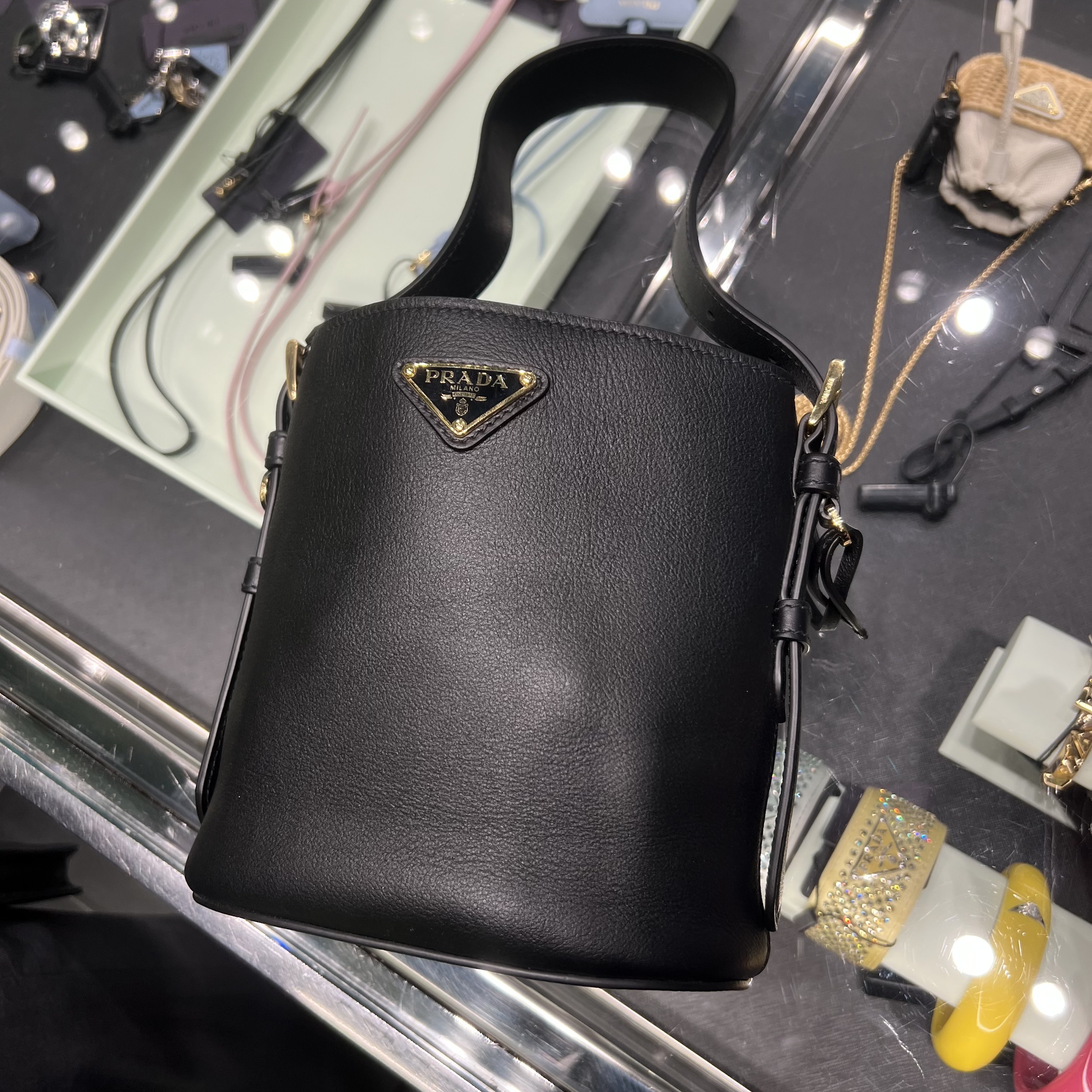 【PRADA】セール 1BE078 ロゴ バケツ バッグ レザー