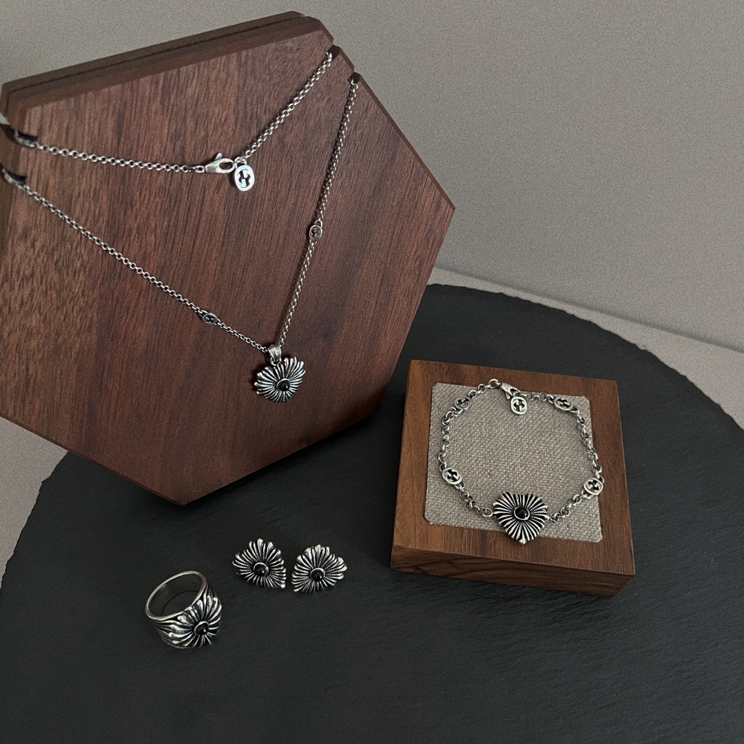 【国内発送/直営店】GUCCI グッチ  ハートペンダントトップネックレス 男女兼用