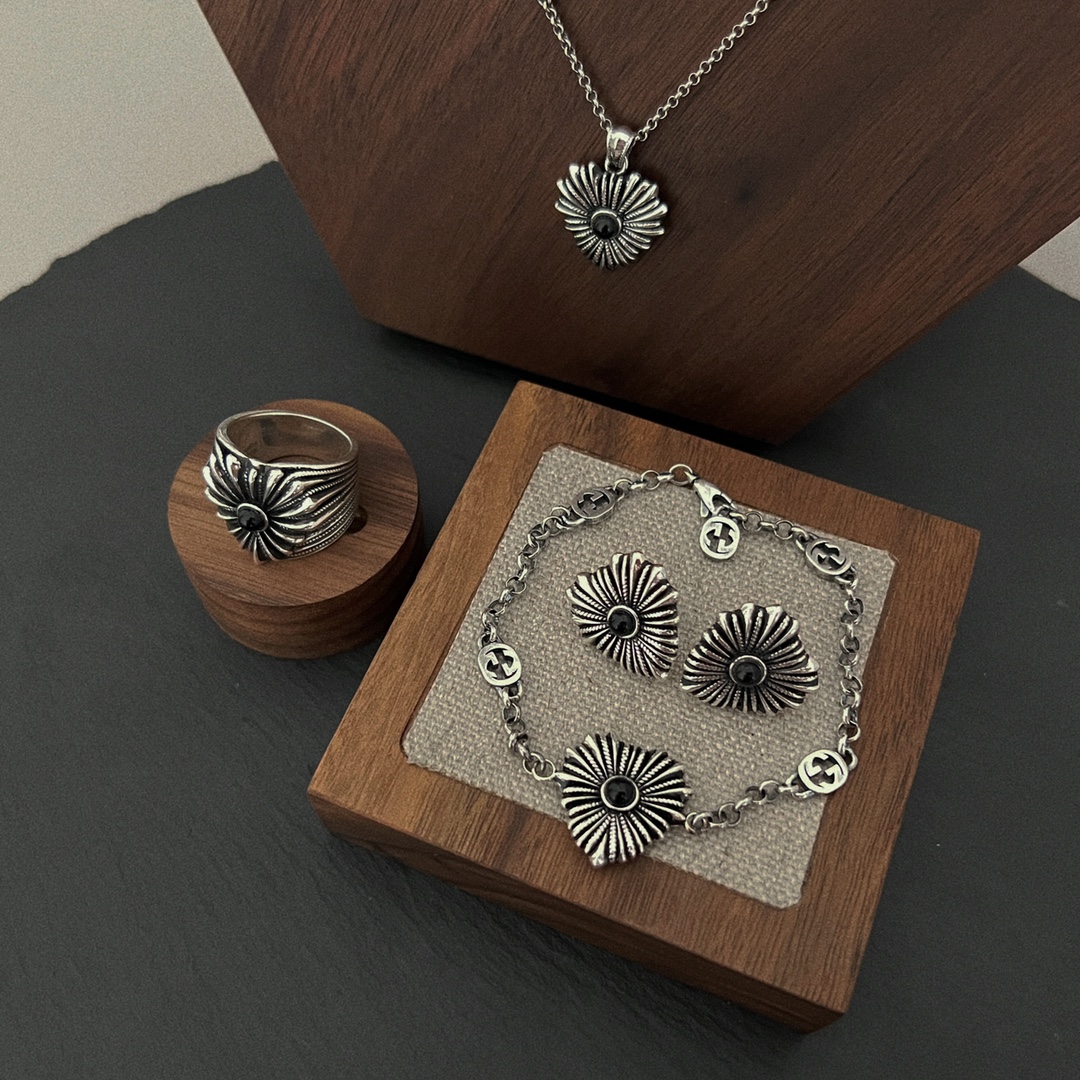 【国内発送/直営店】GUCCI グッチ  ハートペンダントトップネックレス 男女兼用