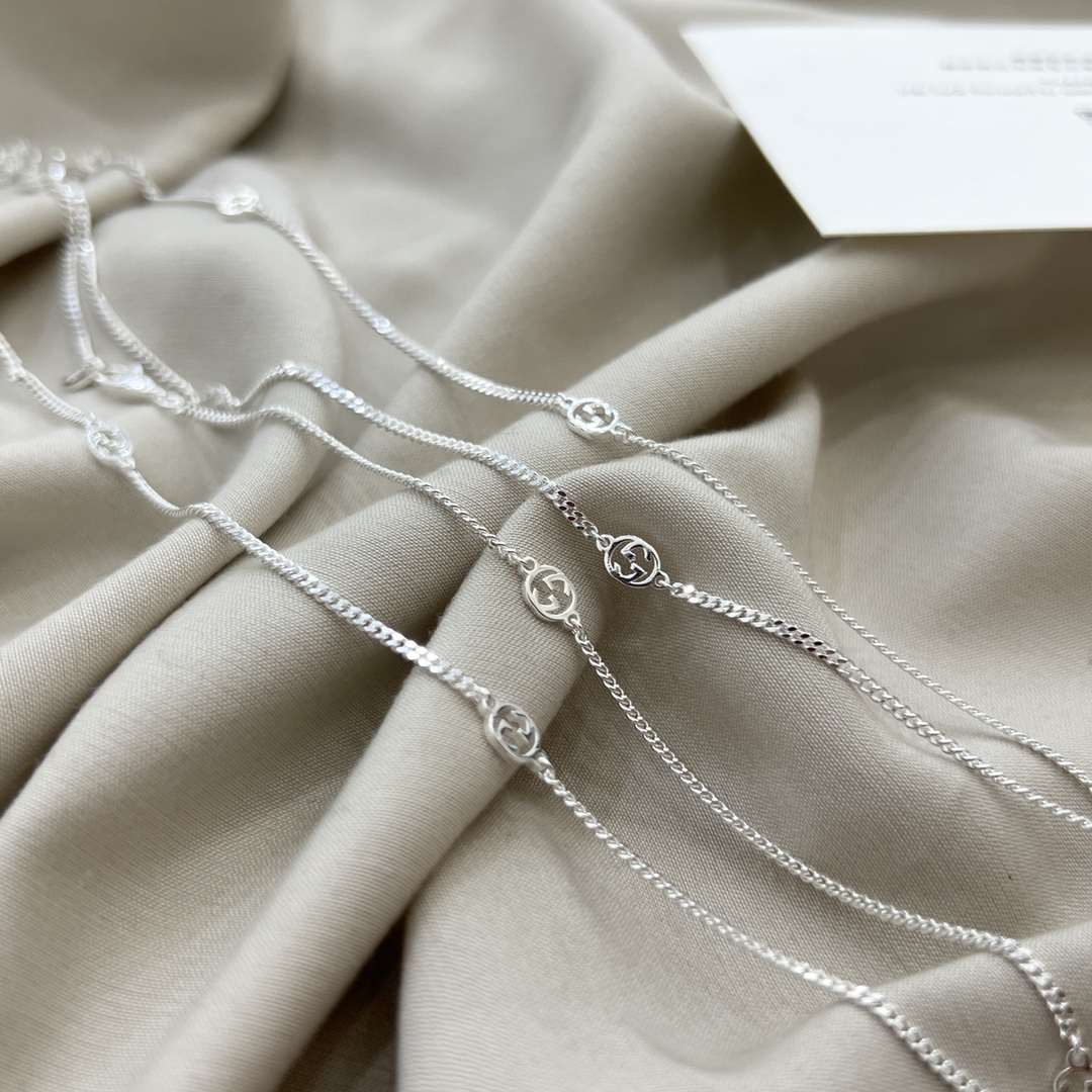 【国内発送/直営店】グッチ GUCCI  チェーンネックレス インターロッキングG十字架プレート エナメルブラックドッグタグ