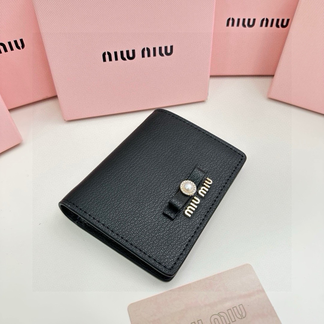 2025’新作 MIU MIU レディース 2つ折り財布