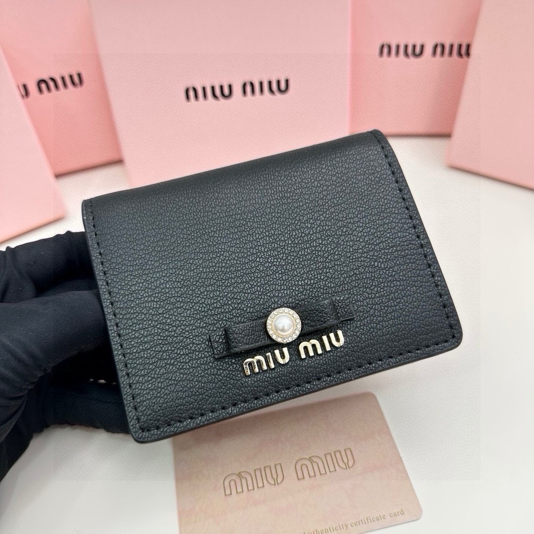 2025’新作 MIU MIU レディース 2つ折り財布