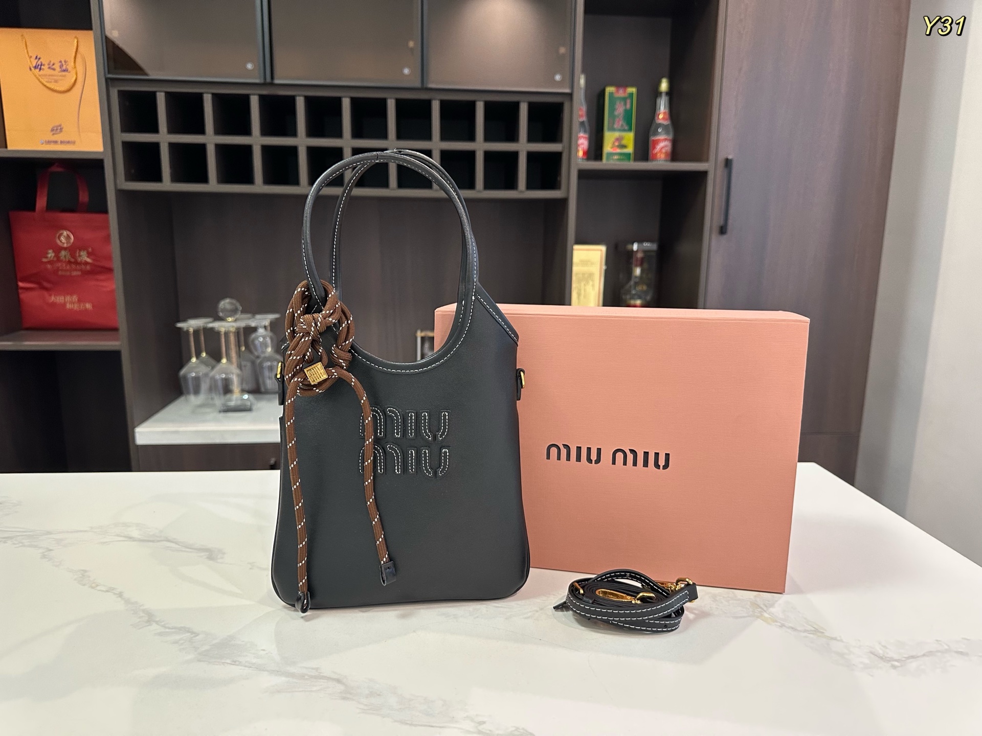 【新着】MiuMiu アイビー レザー ハンドバッグ