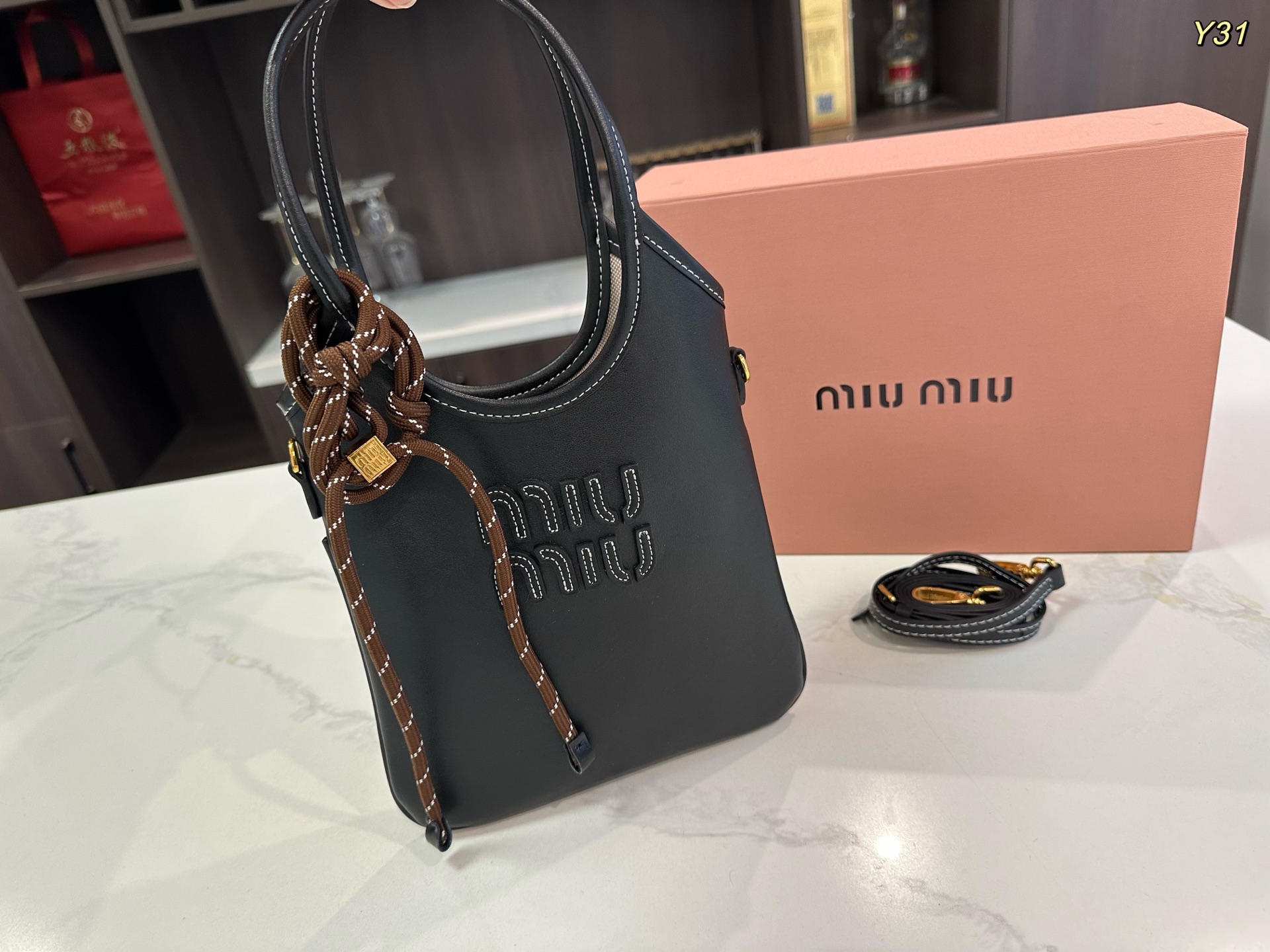 【新着】MiuMiu アイビー レザー ハンドバッグ