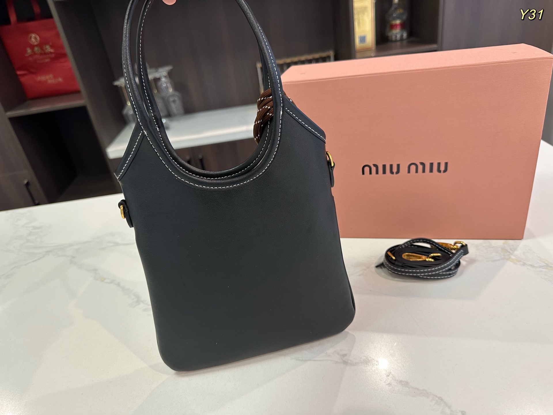 【新着】MiuMiu アイビー レザー ハンドバッグ