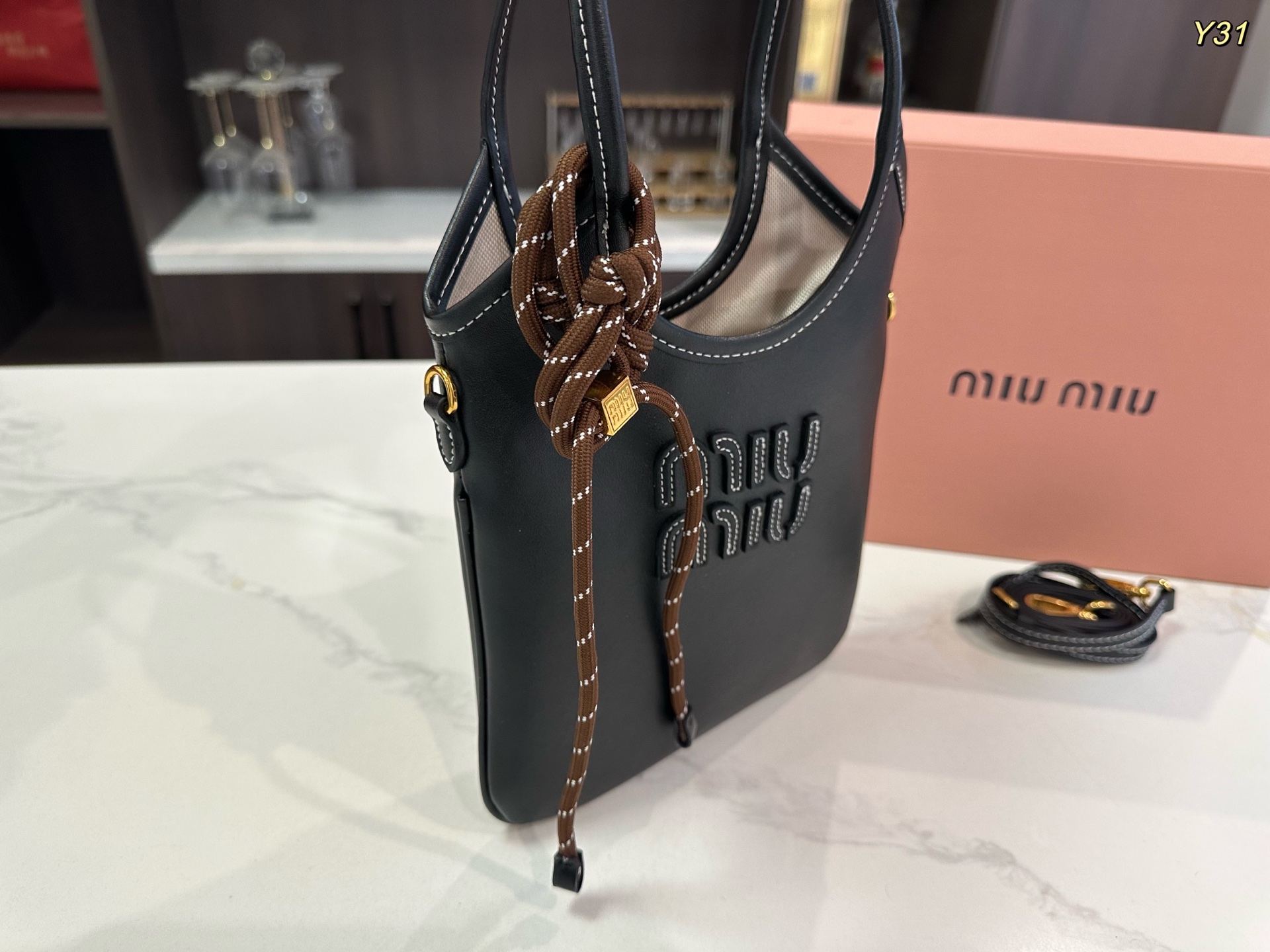 【新着】MiuMiu アイビー レザー ハンドバッグ