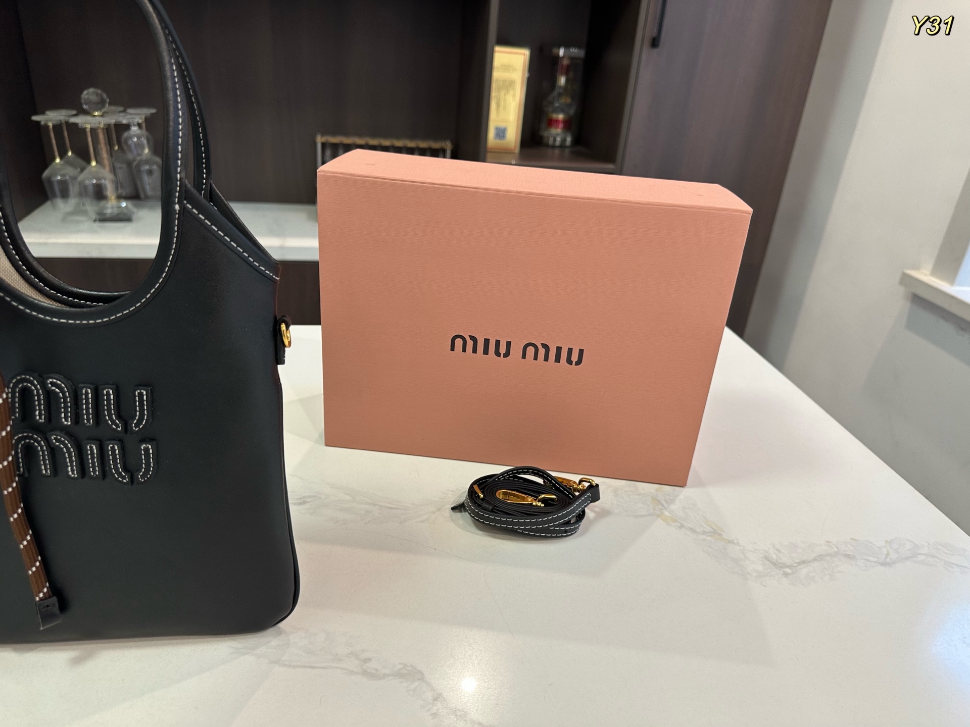 【新着】MiuMiu アイビー レザー ハンドバッグ