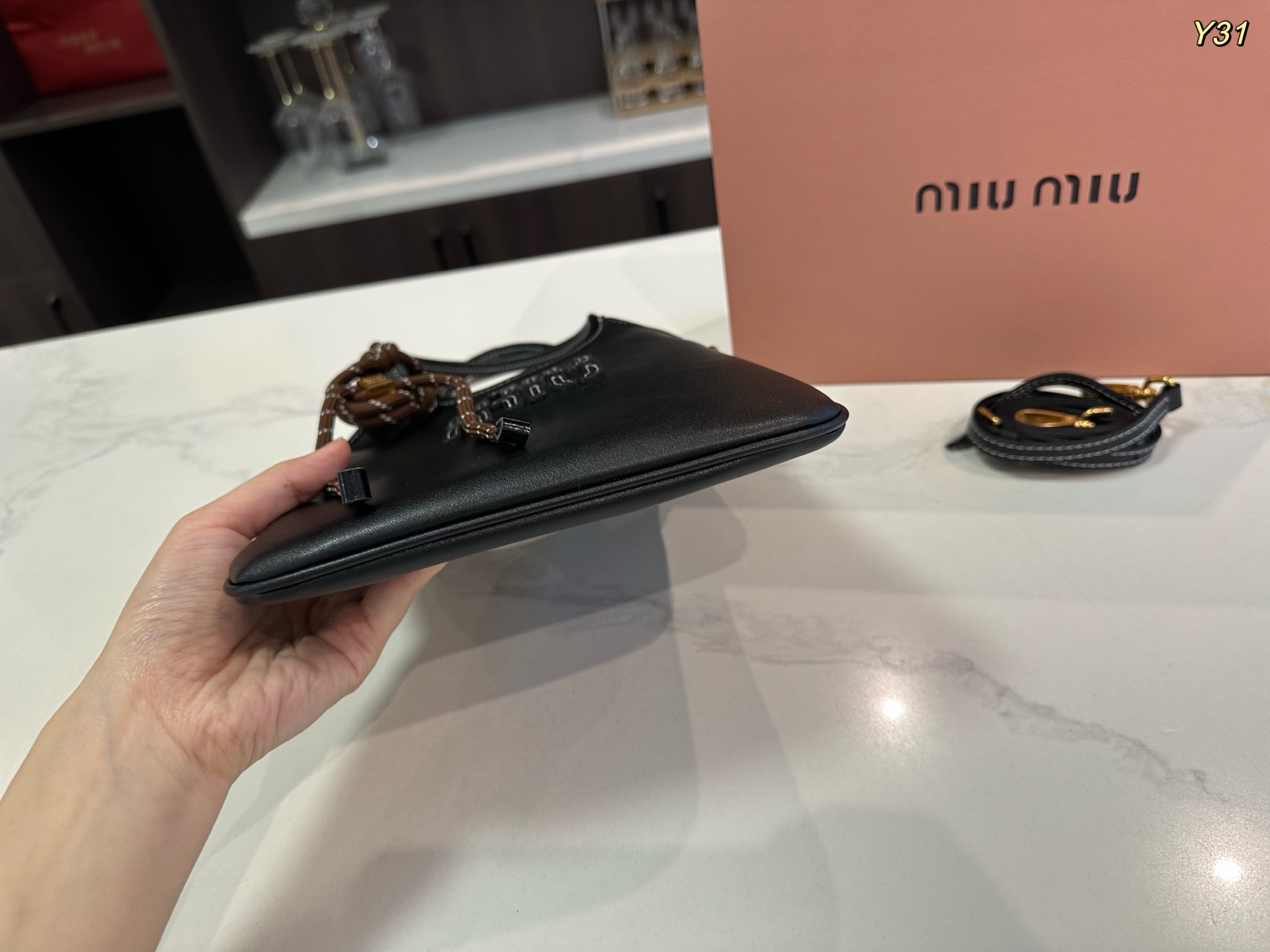 【新着】MiuMiu アイビー レザー ハンドバッグ