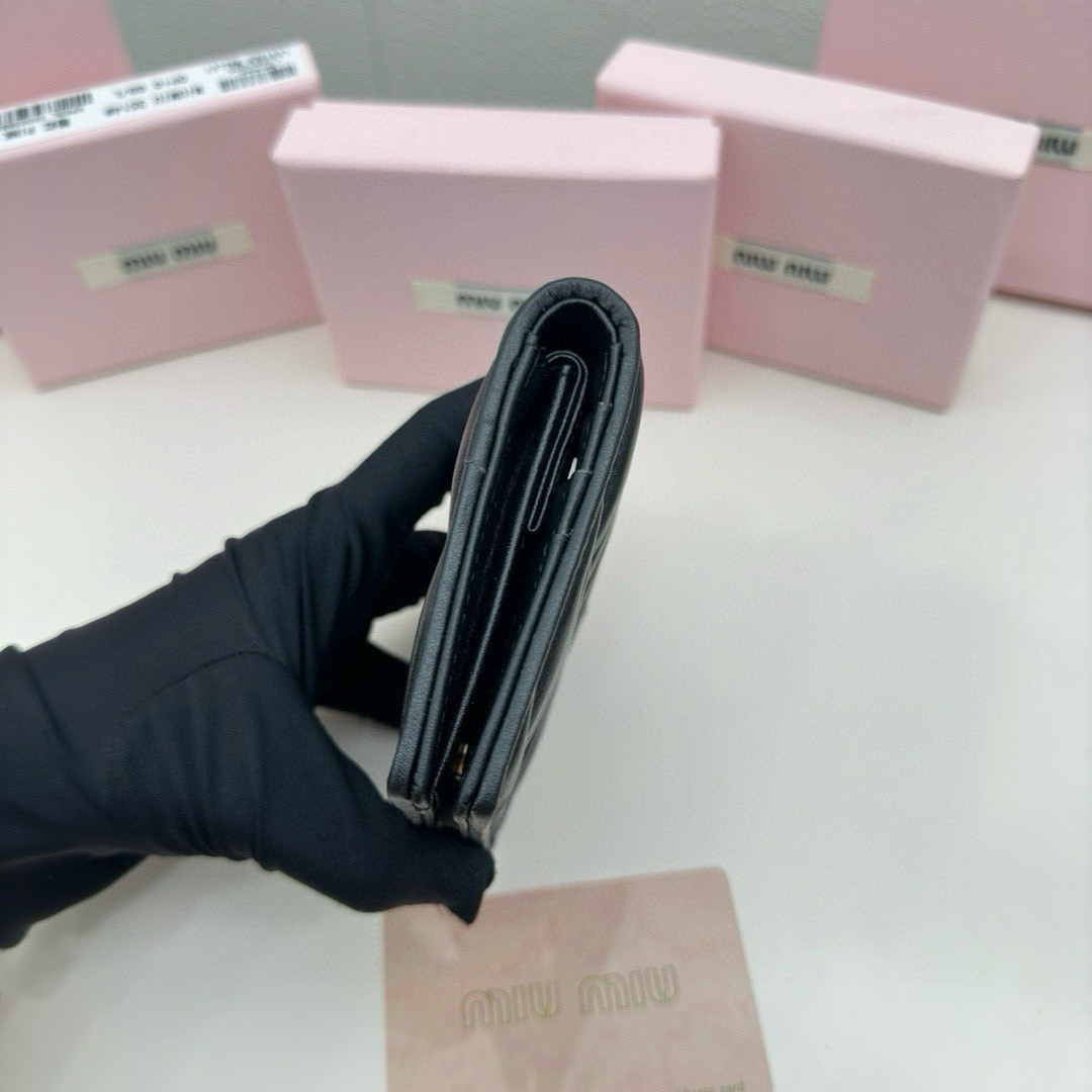 MIUMIU ミュウミュウ マテラッセ レザー 二つ折り財布