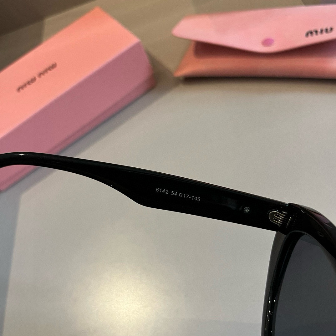 MMIUMIU 2024年新作 サングラス キャットアイ 旅行の必需品 人気スター愛用モデル