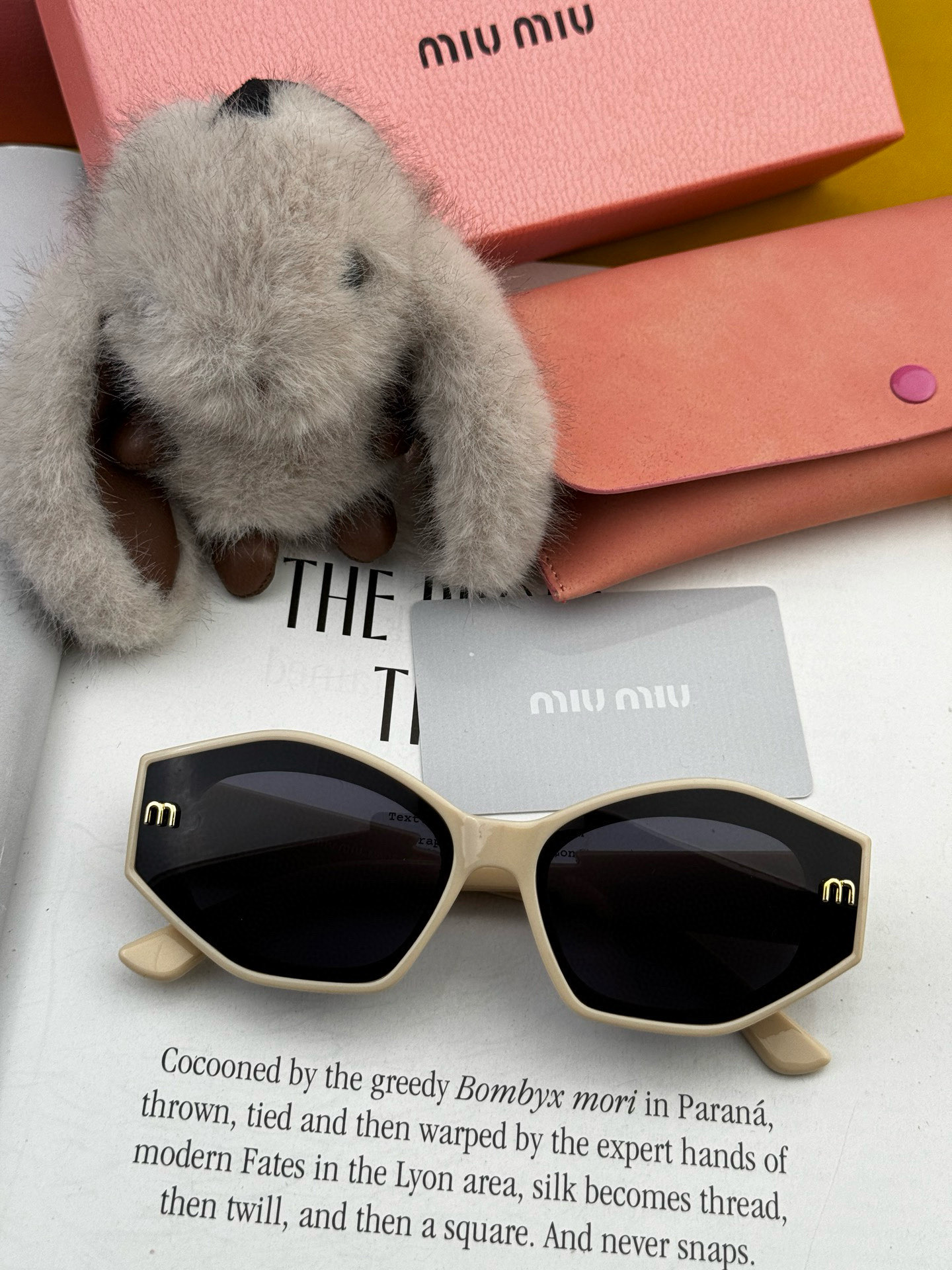 MIUMIU/ミュウミュウ🖇🖇2025年早春🌟輝く新作が華麗に登場❤❤サングラスのトレンドアイテム M7232