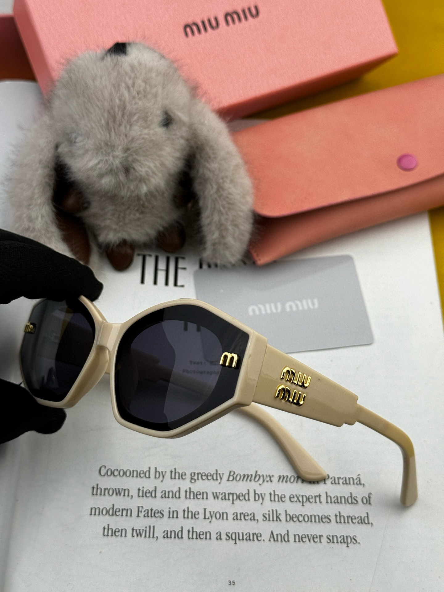 MIUMIU/ミュウミュウ🖇🖇2025年早春🌟輝く新作が華麗に登場❤❤サングラスのトレンドアイテム M7232