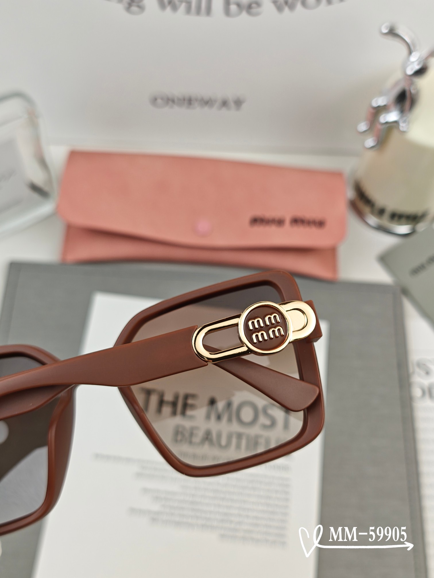 🍒MIUMIU 25新作✨サングラス 紫外線99%カット、旅行やお出かけのコーディネートに最適 M59905