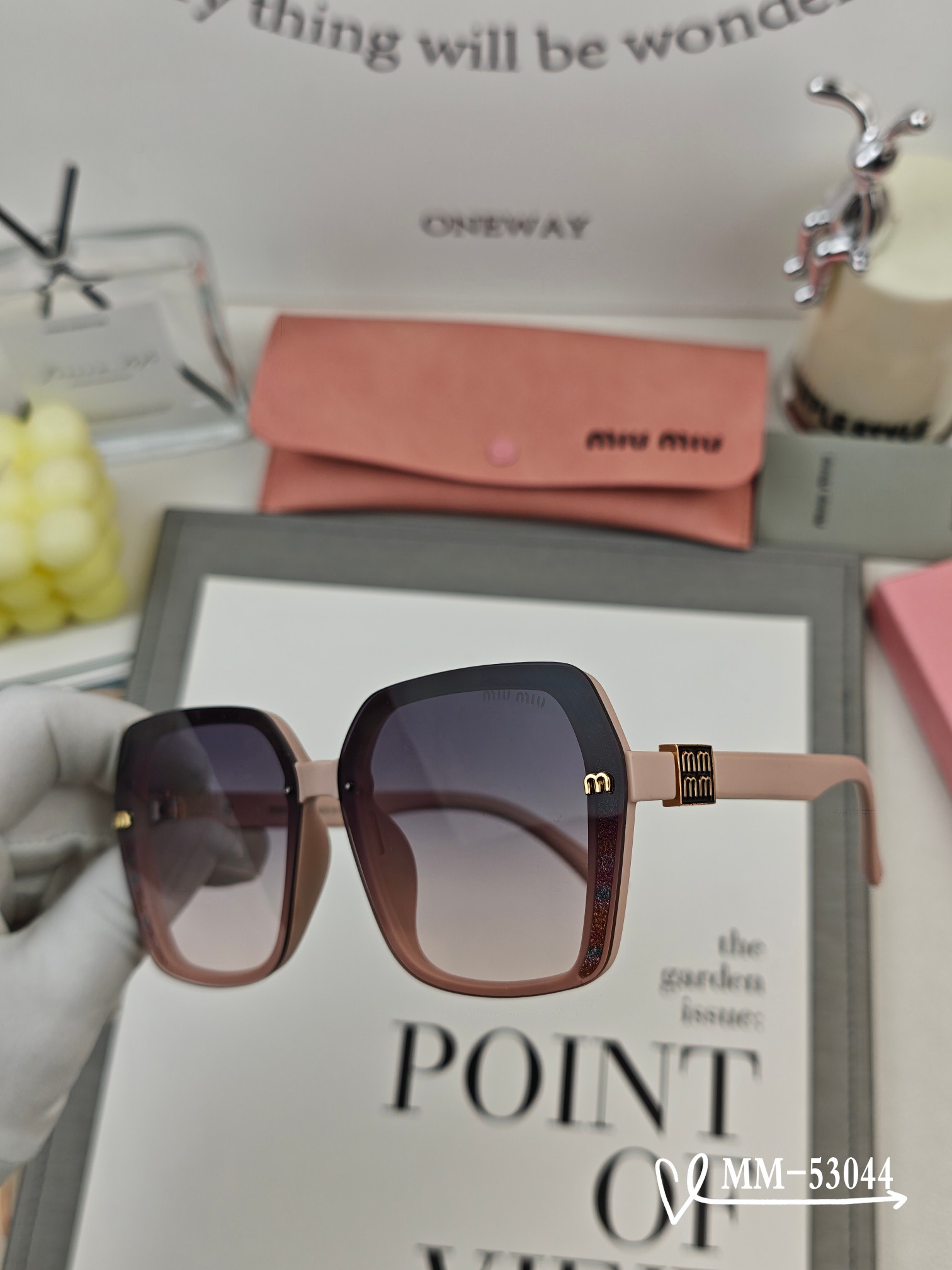 MIUMIU 2025年新作✨サングラス 紫外線99%カット、旅行や普段使いのコーディネートに最適 M53044