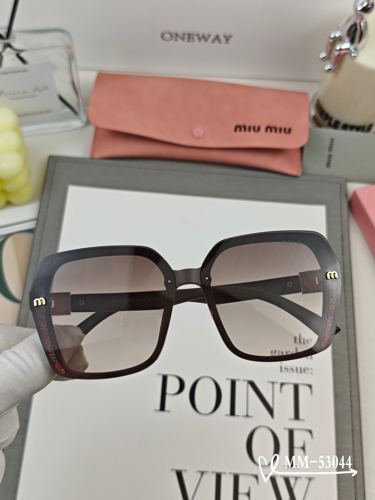 MIUMIU 2025年新作✨サングラス 紫外線99%カット、旅行や普段使いのコーディネートに最適 M53044